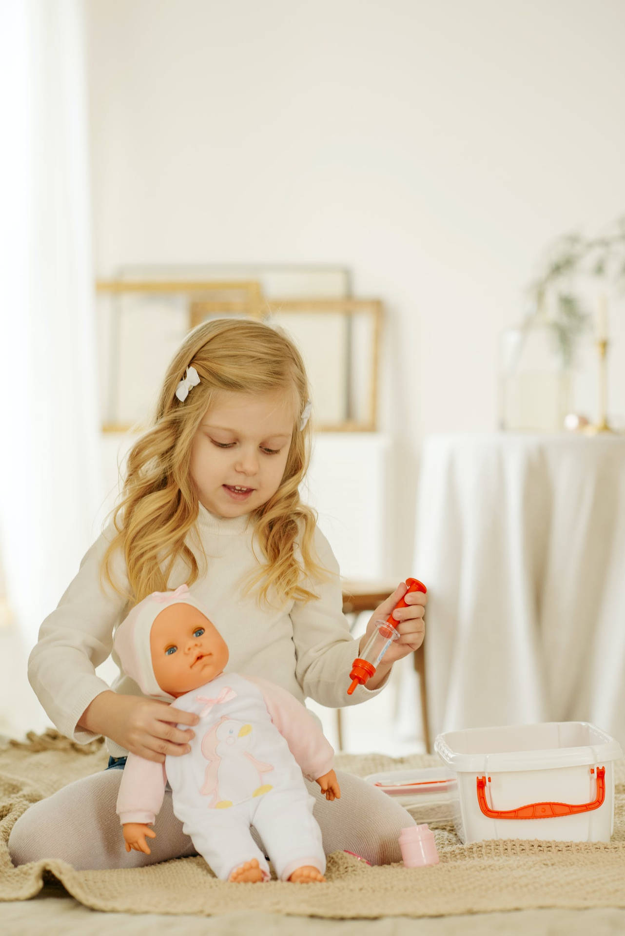Mädchenspielt Mit Niedlicher Puppe Wallpaper