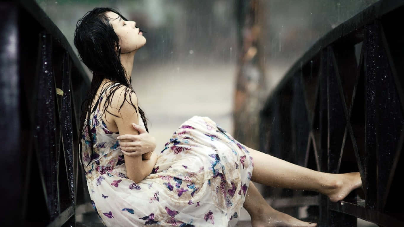 Mädchensitzt Alleine Im Regen Und Weint. Wallpaper