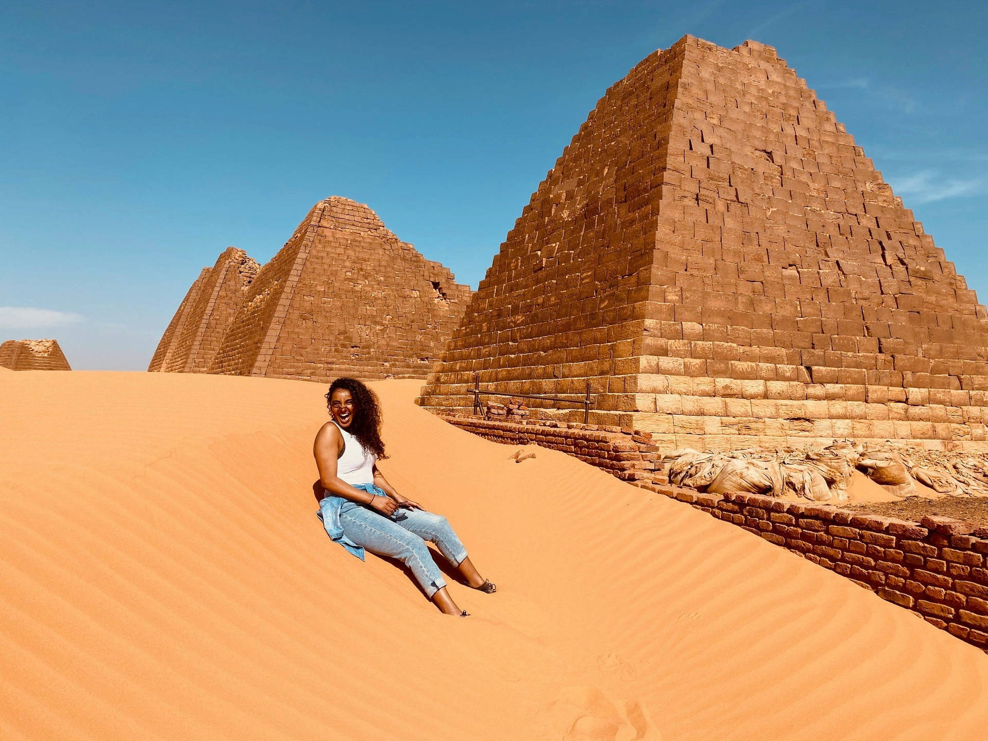Mädchensitzt In Der Sudanesischen Wüste. Wallpaper