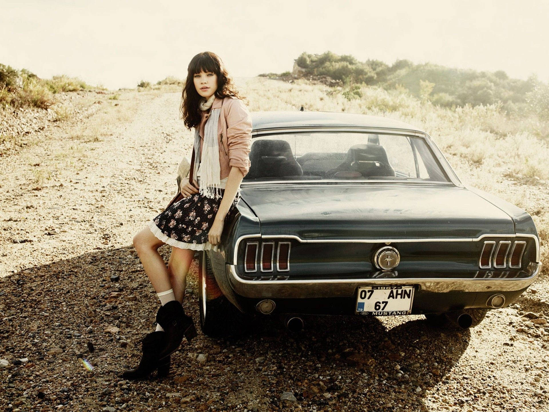 Pige siddende på Mustang HD Tapet Wallpaper