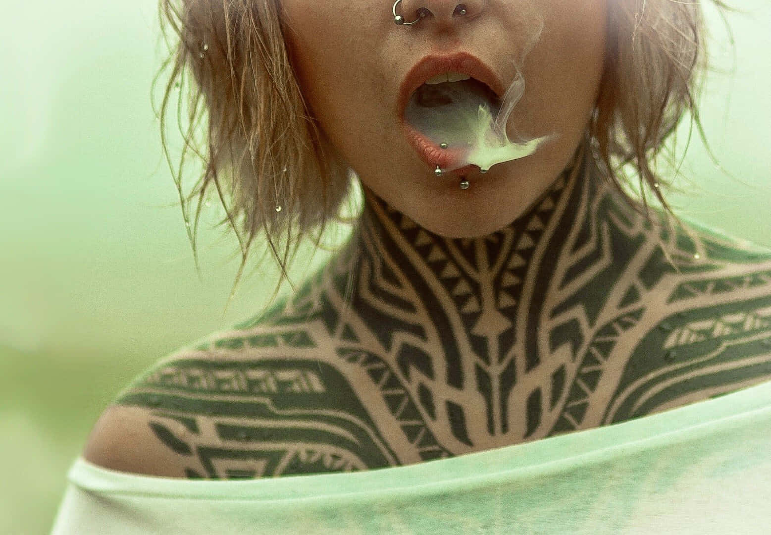 Pige ryger med tatovering på halsen Wallpaper