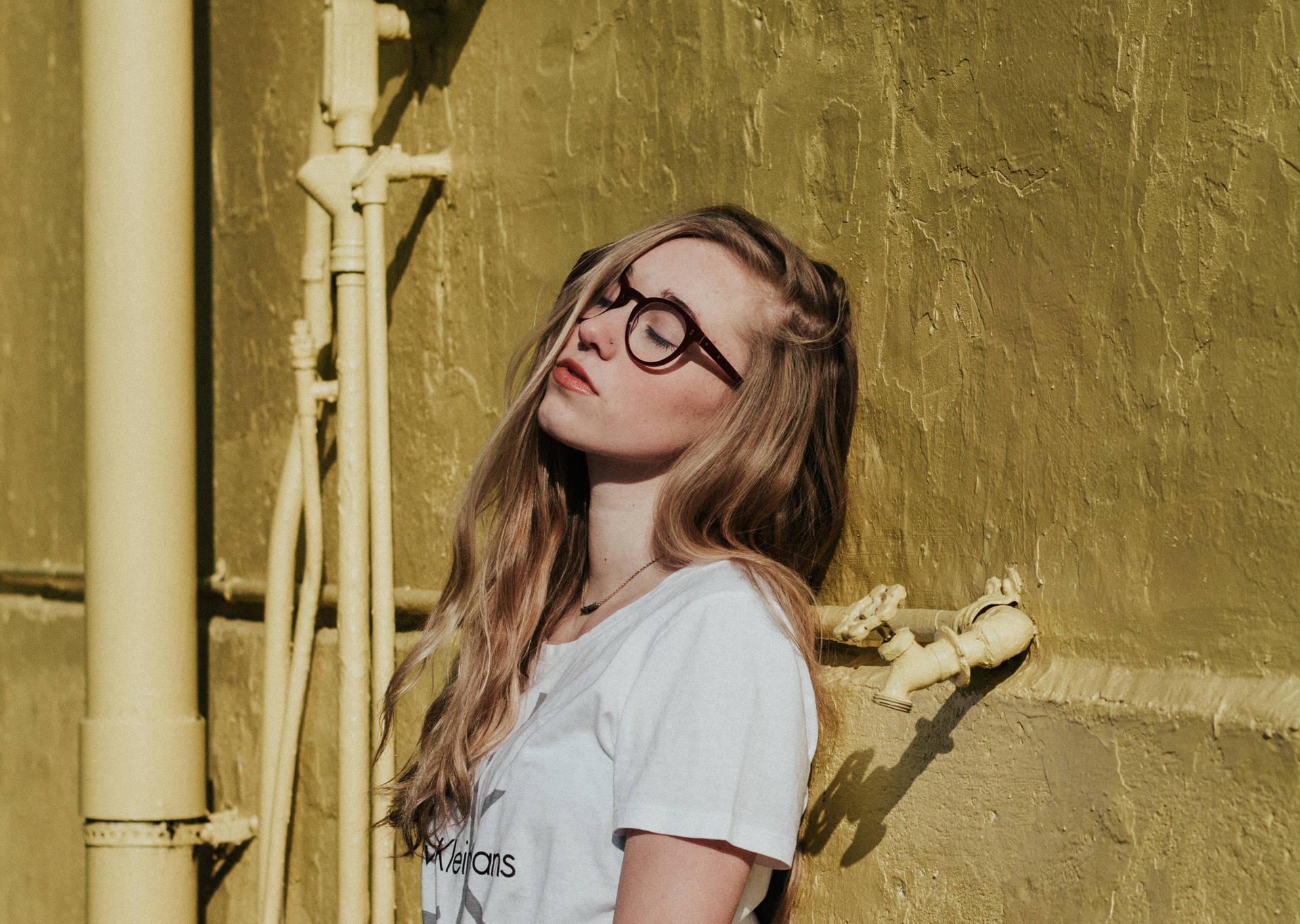 Mädchenträgt Calvin Klein Wallpaper