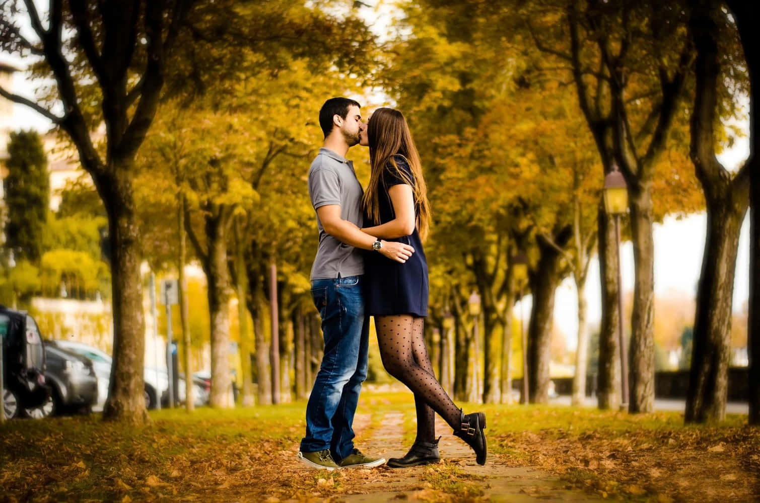 Kæreste og kæreste, der kysser i parken Wallpaper