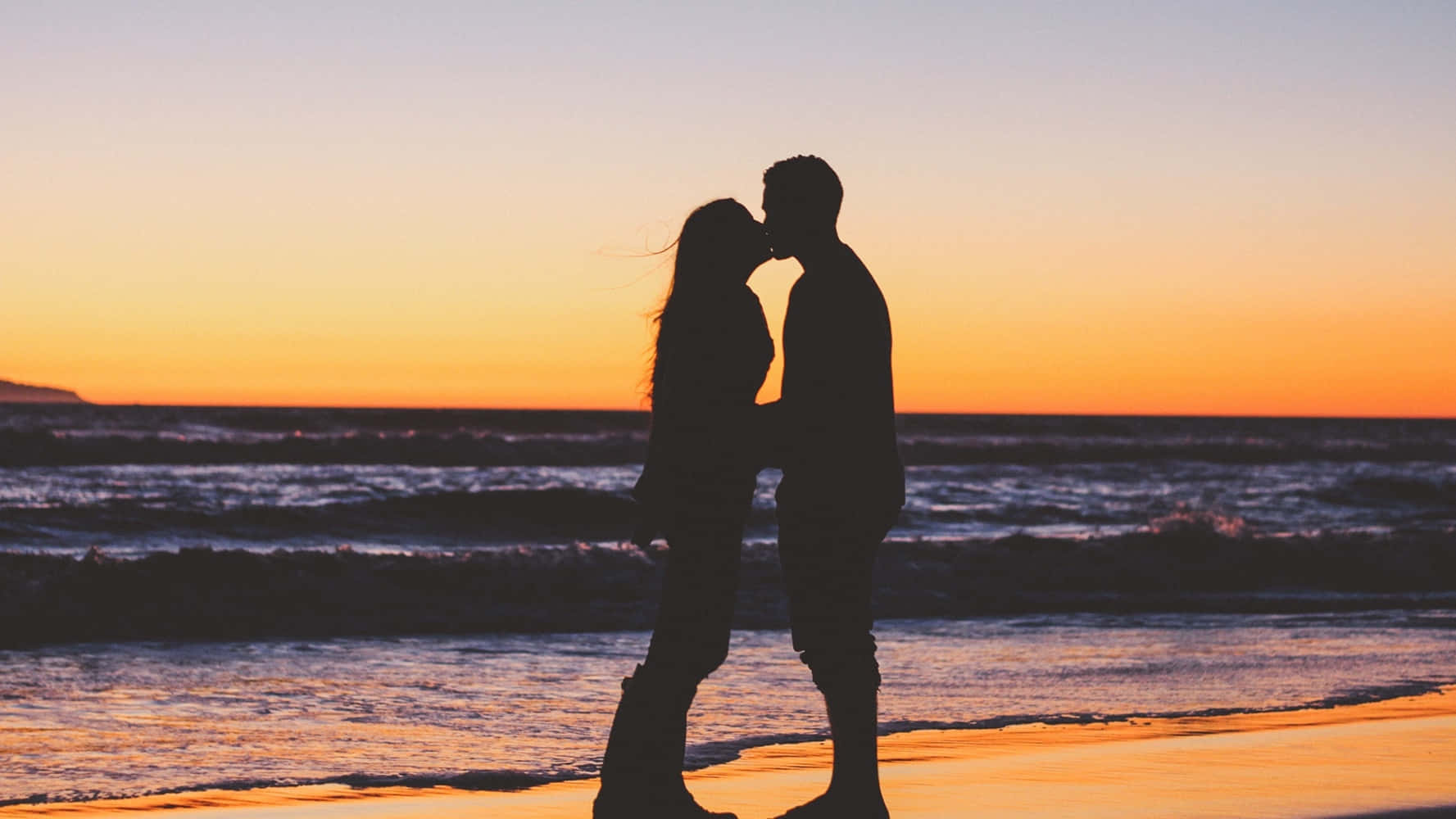 Girlfriend And Boyfriend Kissing Silhouette Wallpaper
