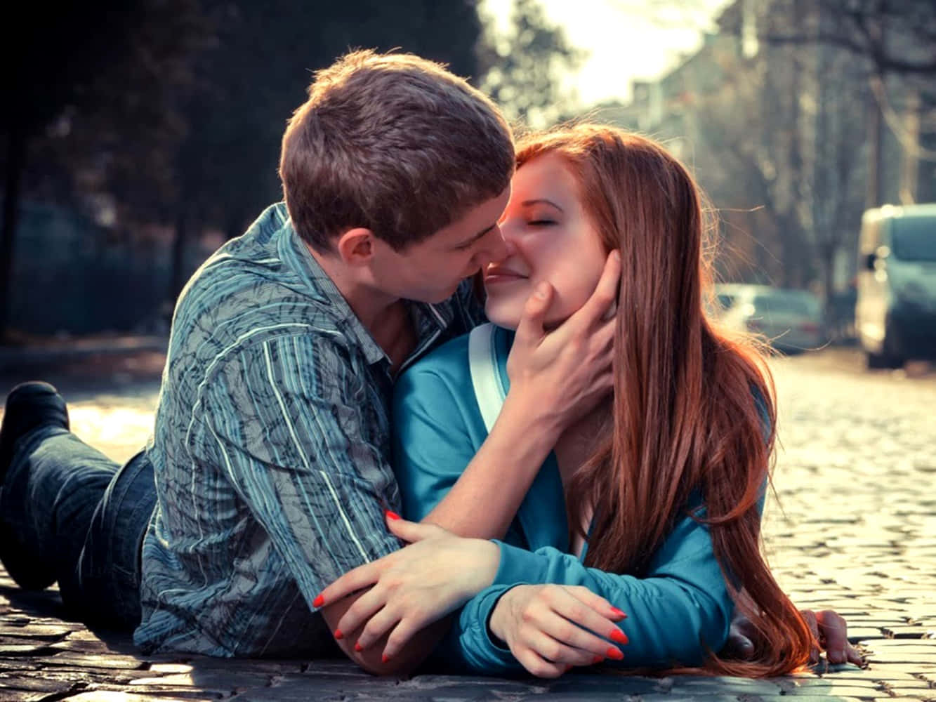 Girlfriend And Boyfriend Kissing On Pavement Wallpaper