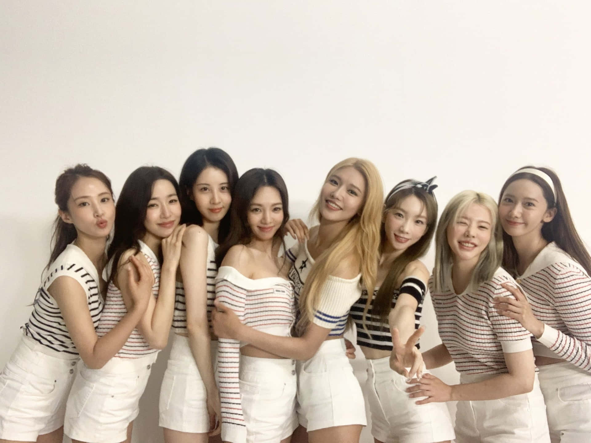 Girls Generation Group Photoin Whiteand Stripes Wallpaper