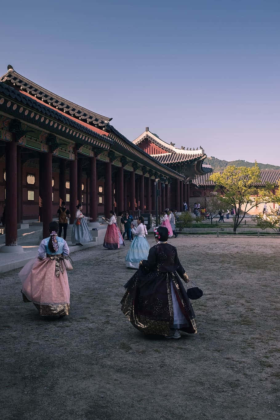 Girls In Hanbok At Gyeongbokgung Palace Picture