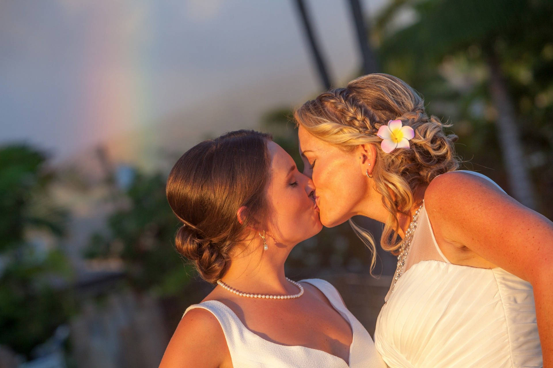 Piger der kysser under brylluppet Wallpaper