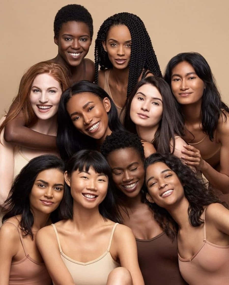 Einegruppe Von Frauen In Hautfarbenen Bhs Posiert Für Ein Foto.