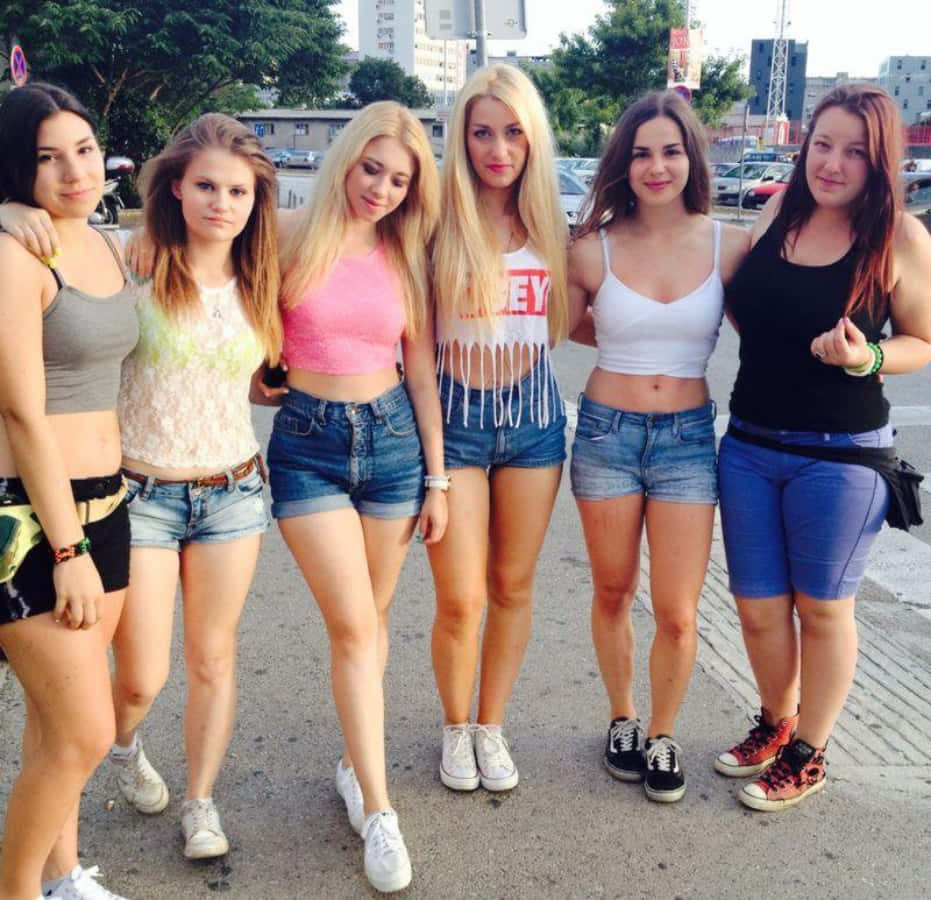 Einegruppe Von Mädchen Posiert Für Ein Bild.