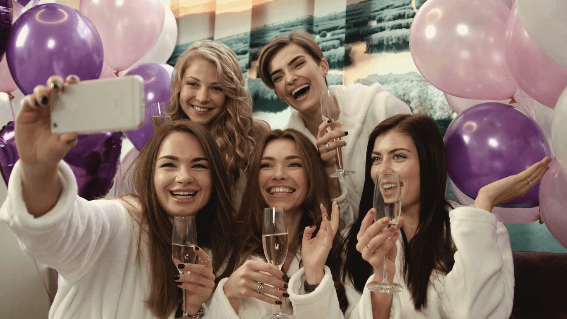 Engrupp Kvinnor I Kåpor Tar En Selfie Med Ballonger