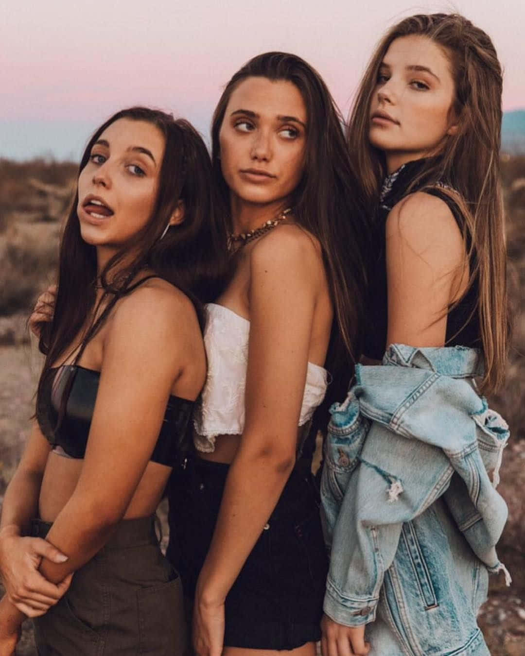 Dreijunge Frauen Stehen In Der Wüste.