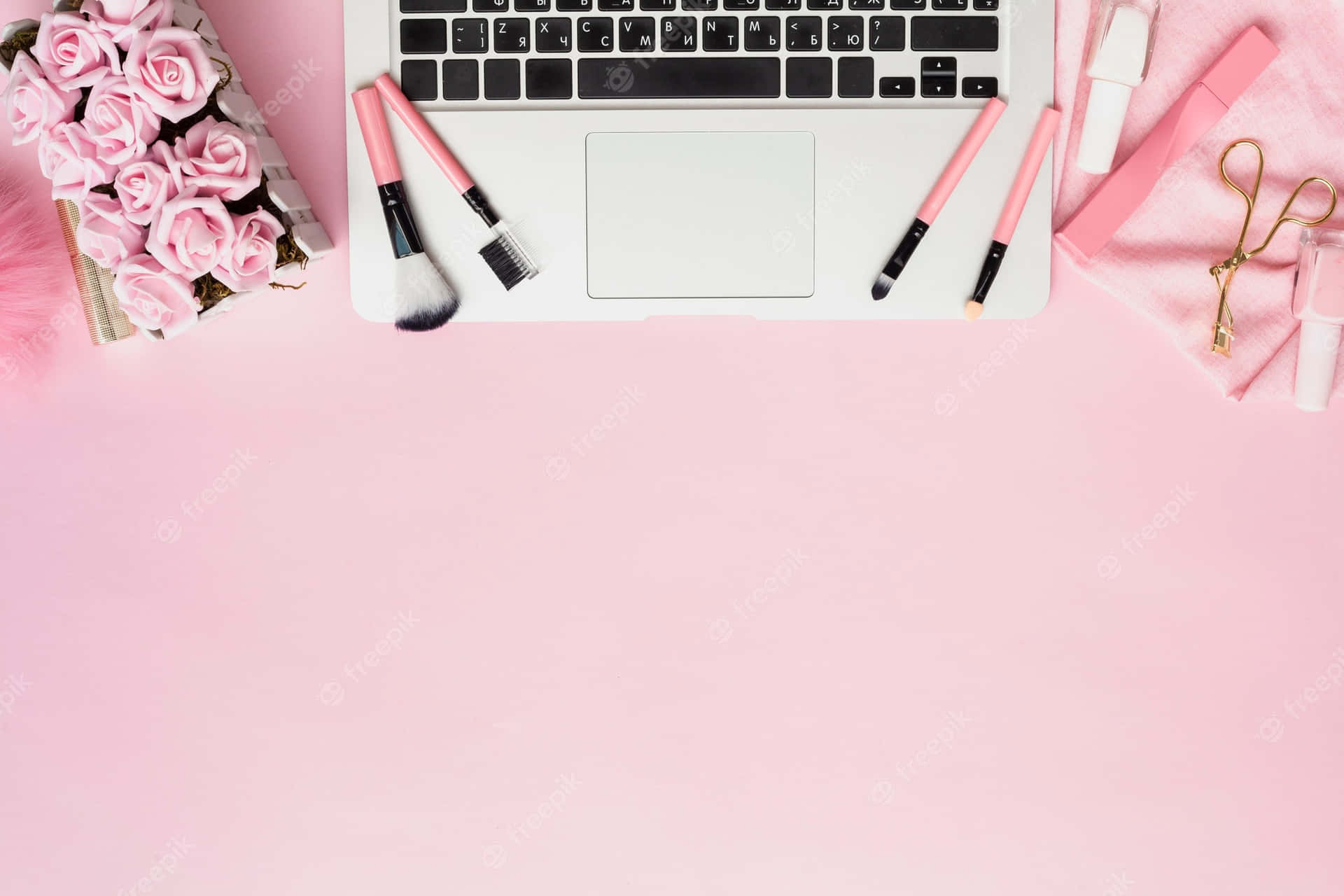 Lyserød bærbar, makeup børster, blomster og kosmetik på en lyserød baggrund Wallpaper