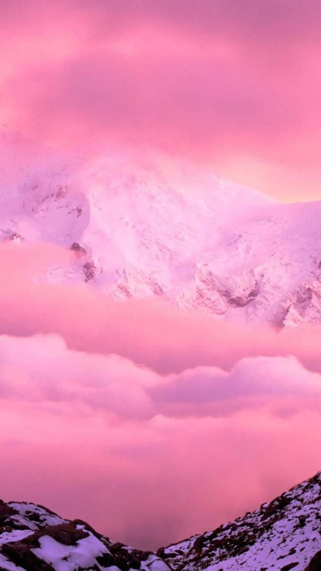 En pink himmel med skyer over et snedækket bjerg Wallpaper