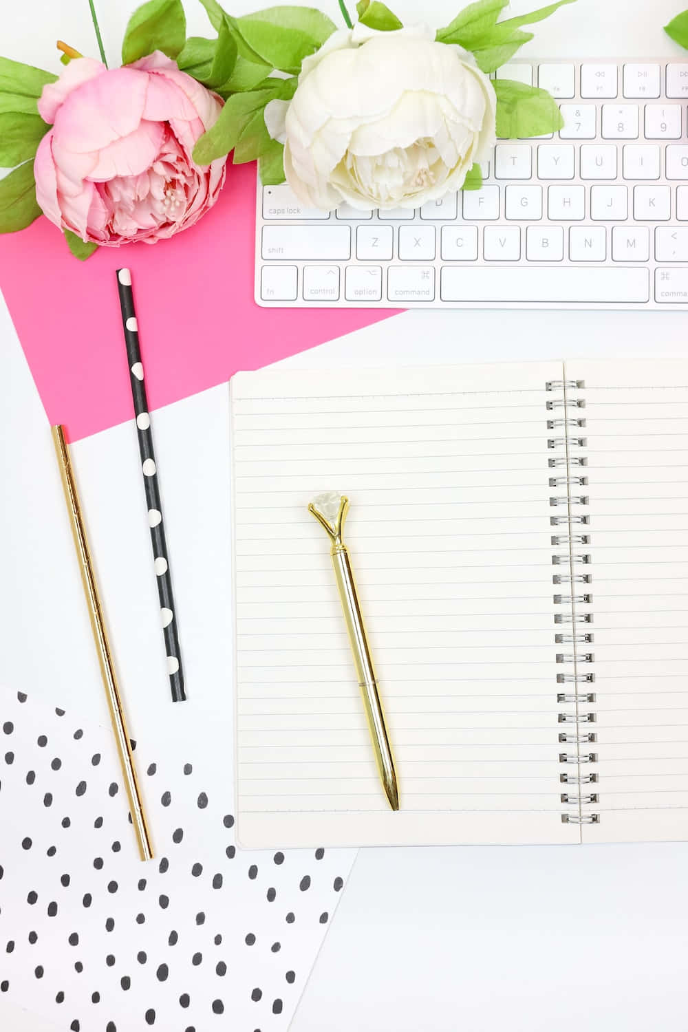 Ennotesbog, En Pen, Blomster Og En Tastatur På Et Hvidt Bord
