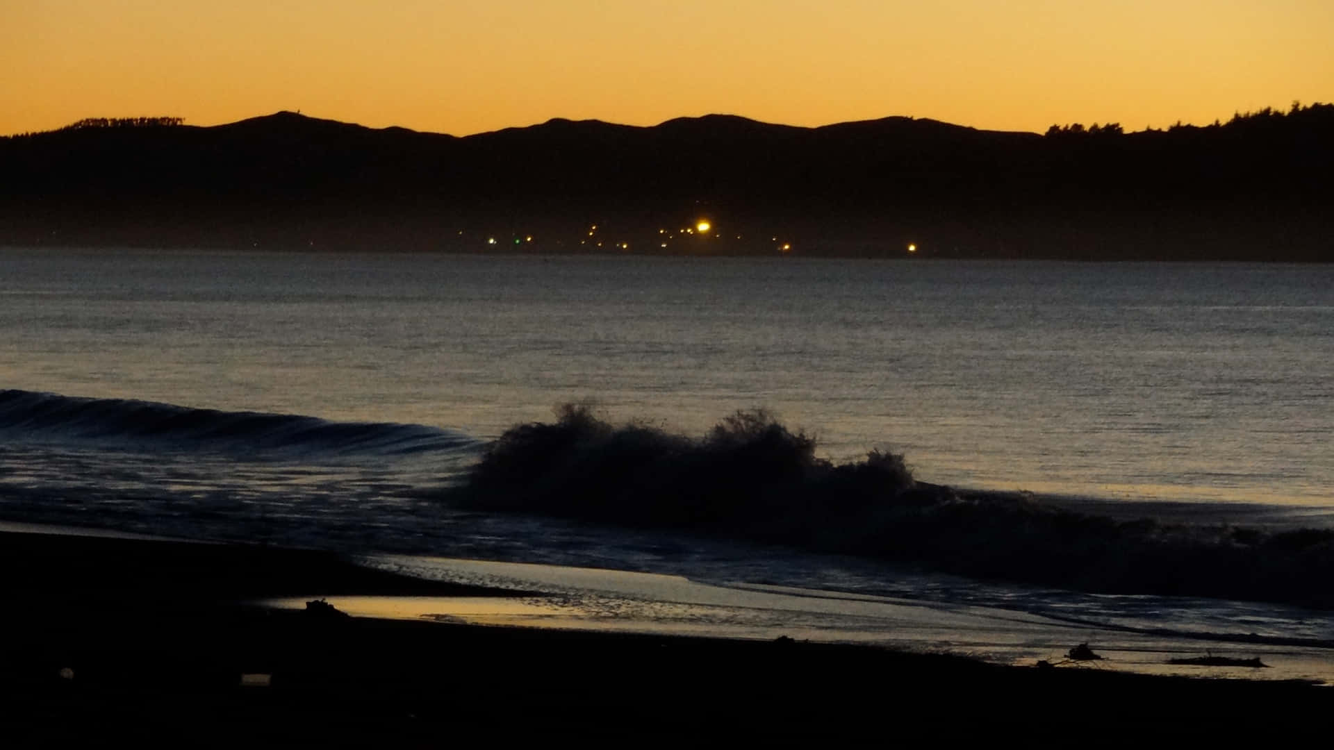 Silhouette De Plage Au Coucher De Soleil De Gisborne, Nouvelle-zélande Fond d'écran