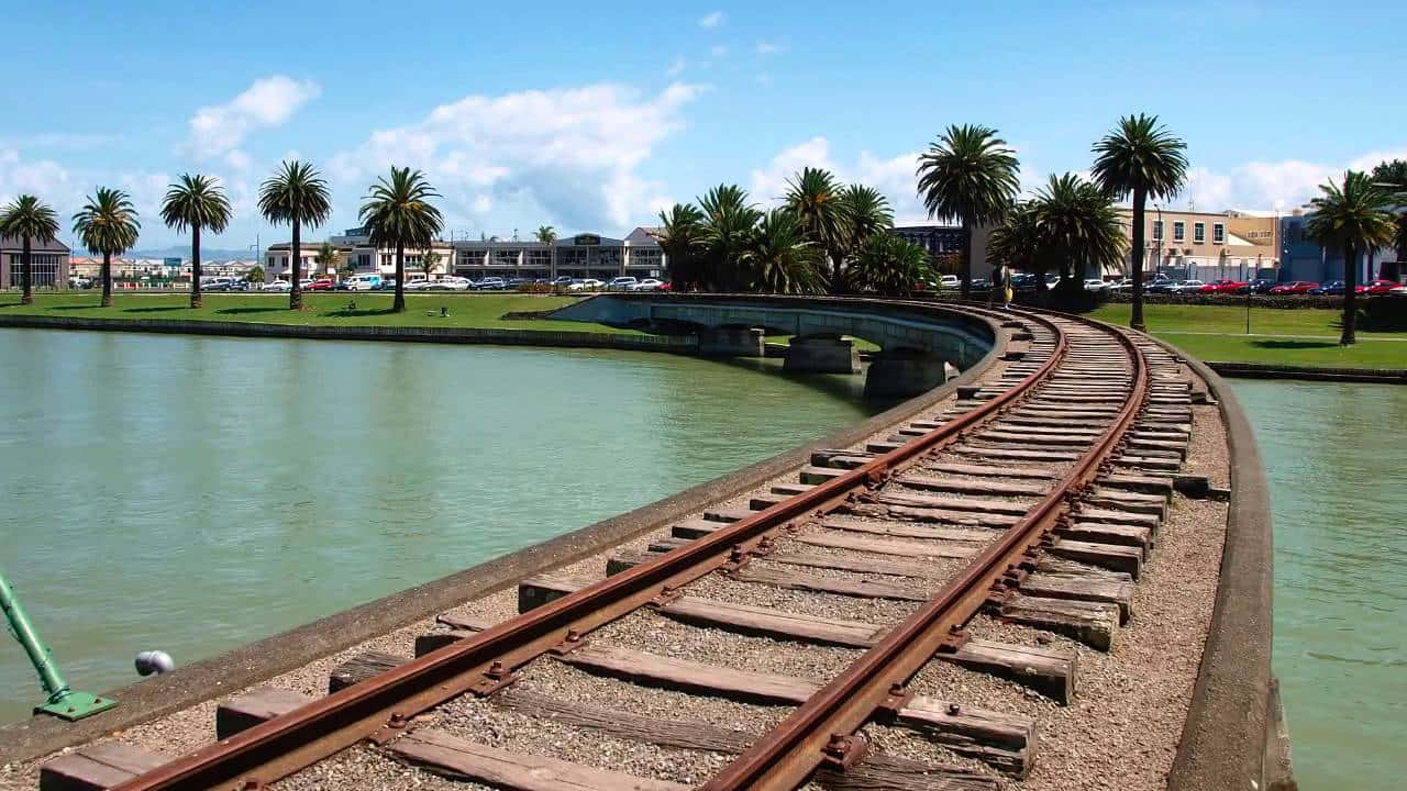 Gisborne Spoorwegsporen En Rivieroever Achtergrond