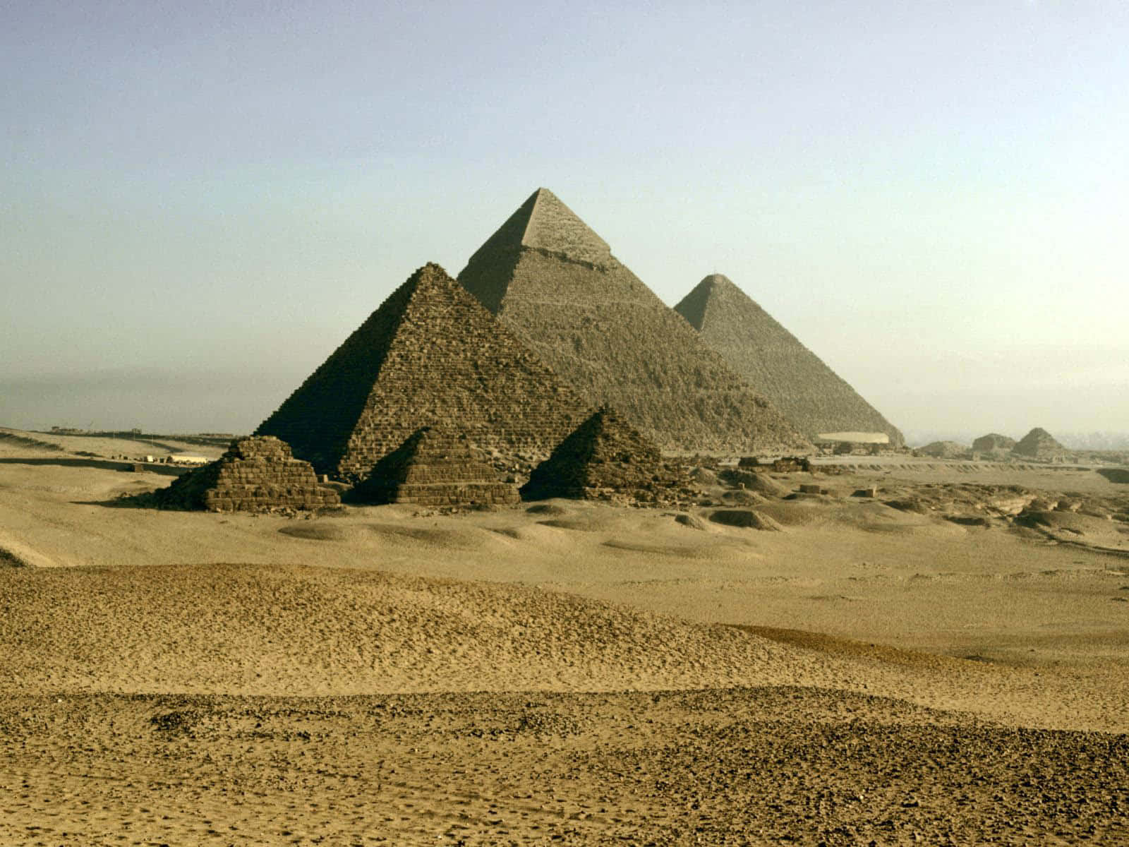 Majestic Giza Pyramids - Timeless Monuments of Ancient Egypt Wallpaper