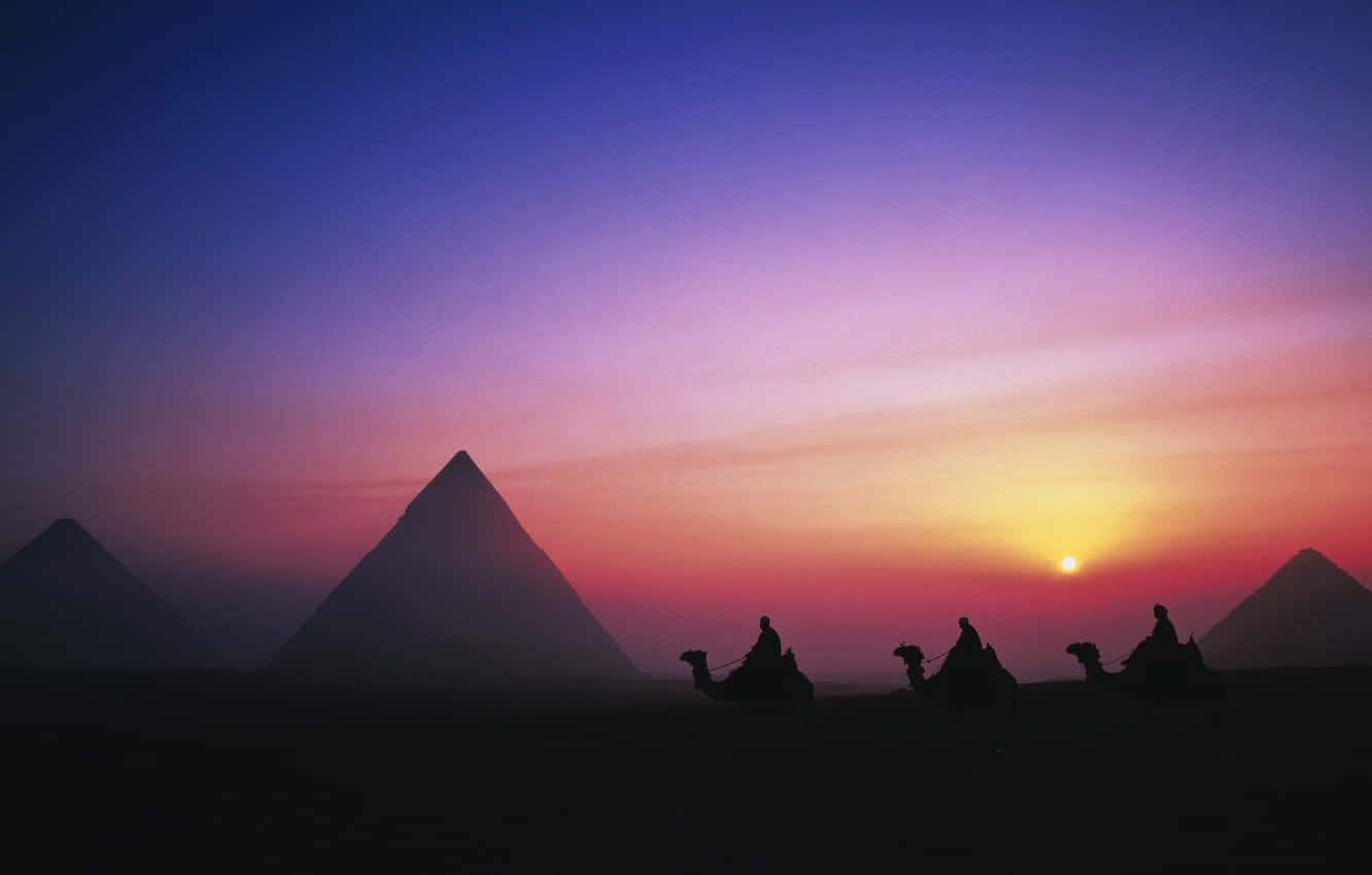 Siluetade Las Pirámides De Giza Al Anochecer. Fondo de pantalla