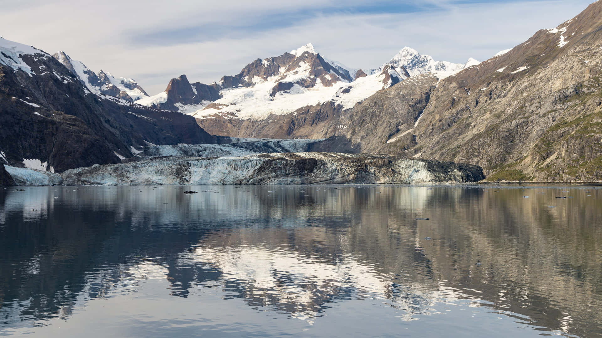 Reflejode Montaña En El Parque Nacional Bahía De Los Glaciares Fondo de pantalla