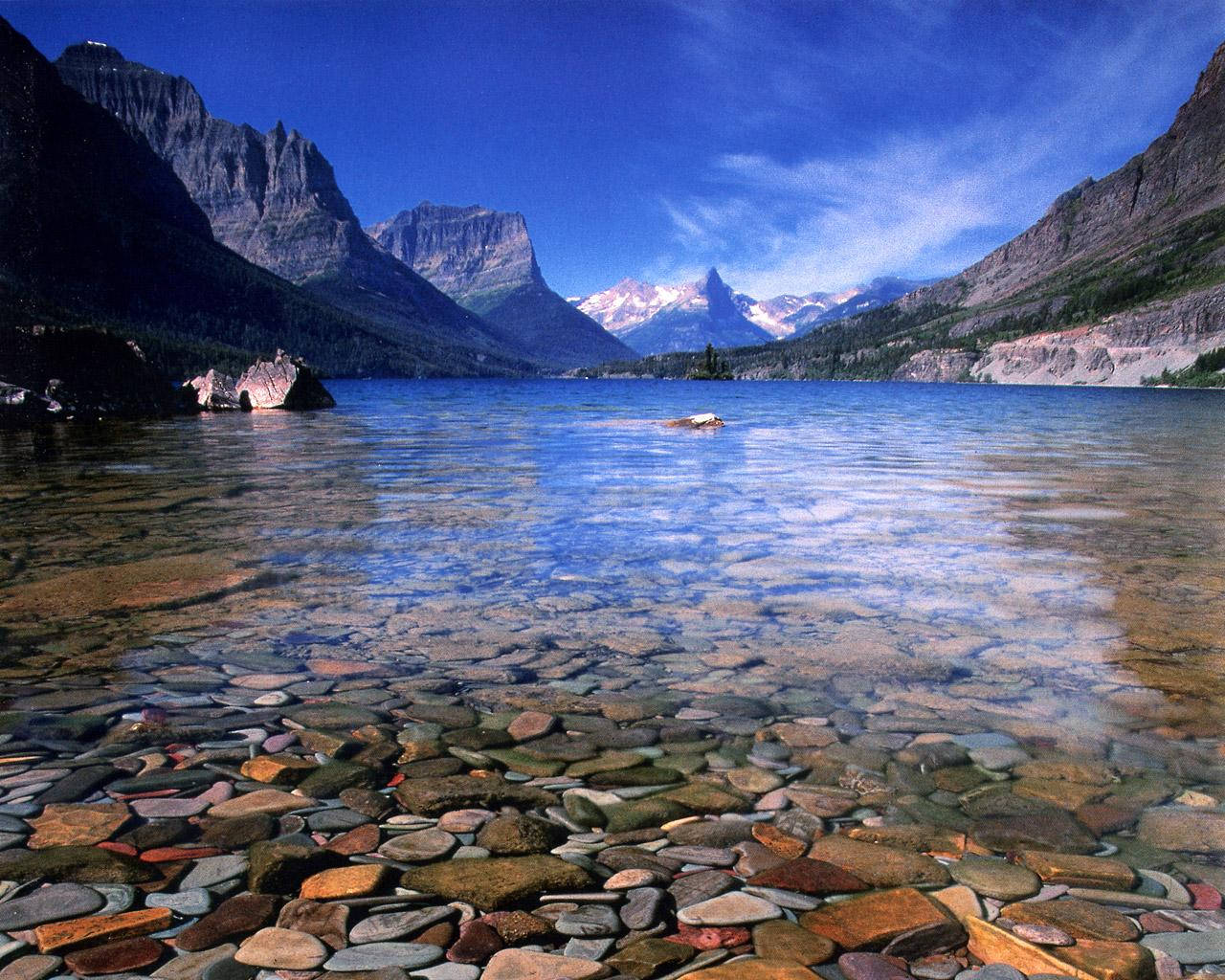 Reflection: Vis som et naturligt dansk taler og reflekter den klare Vand i Glacier National Park. Wallpaper