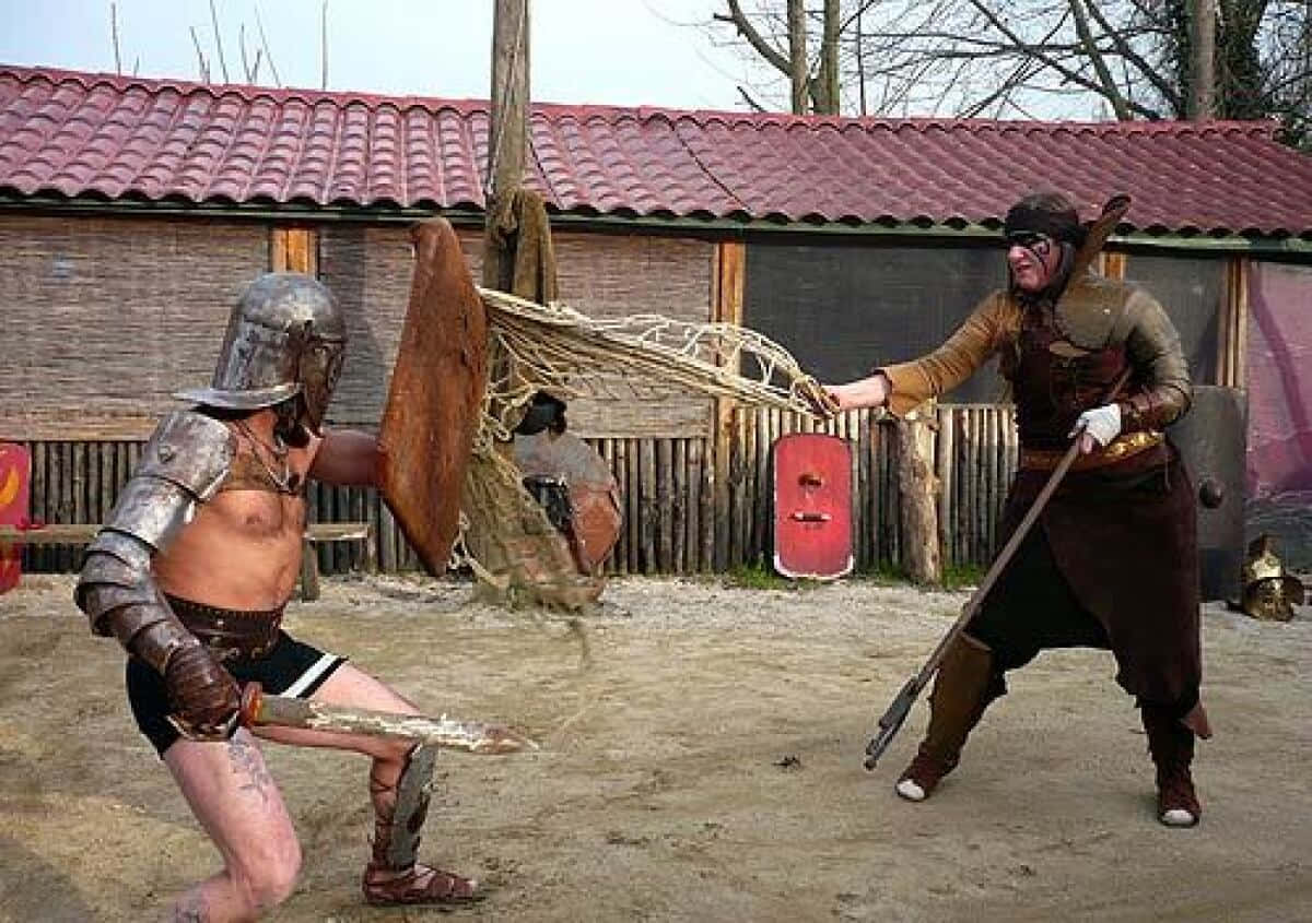 Entriumferande Gladiator Står Segrande I Arenan.