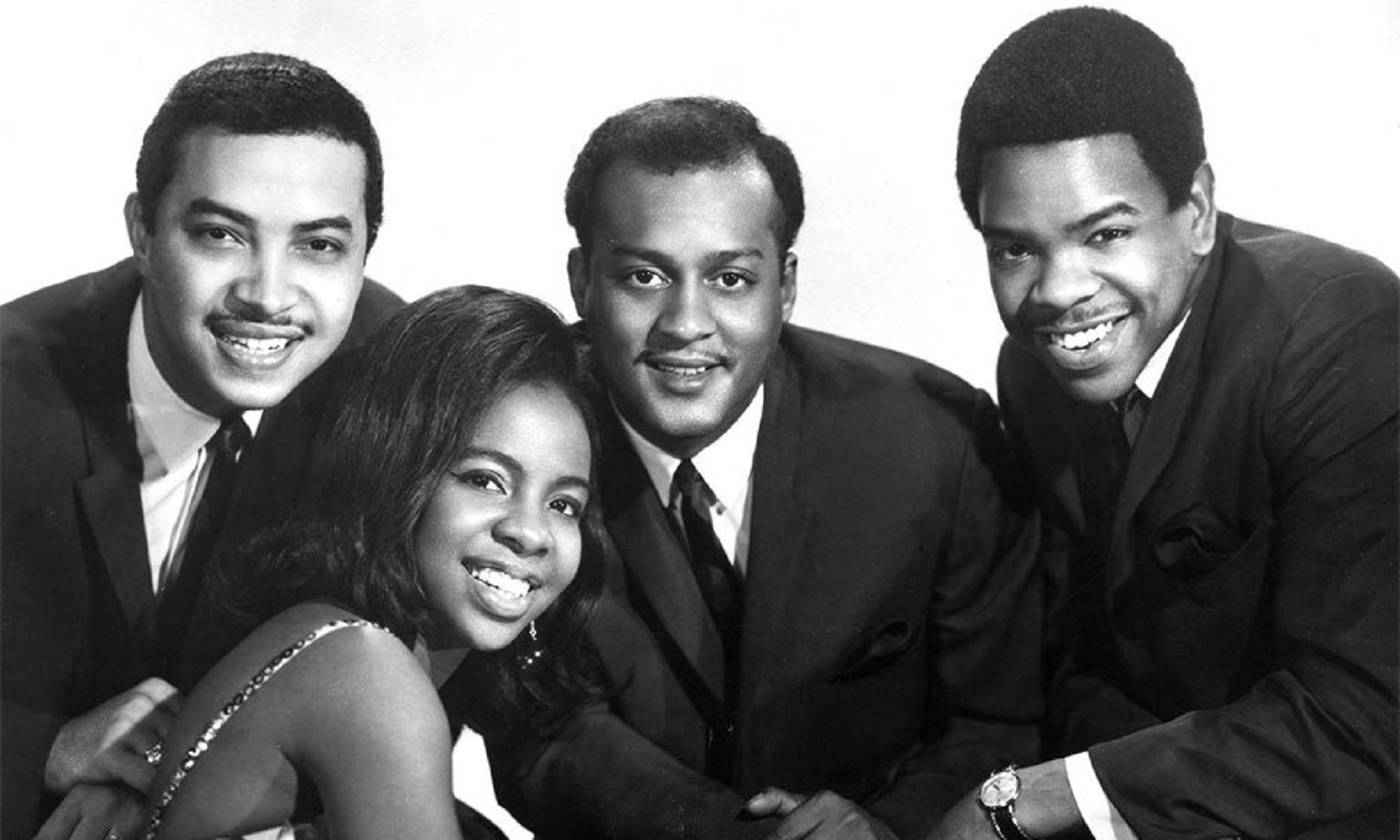 Gladys Knight And The Pips Grayscale Wallpaper