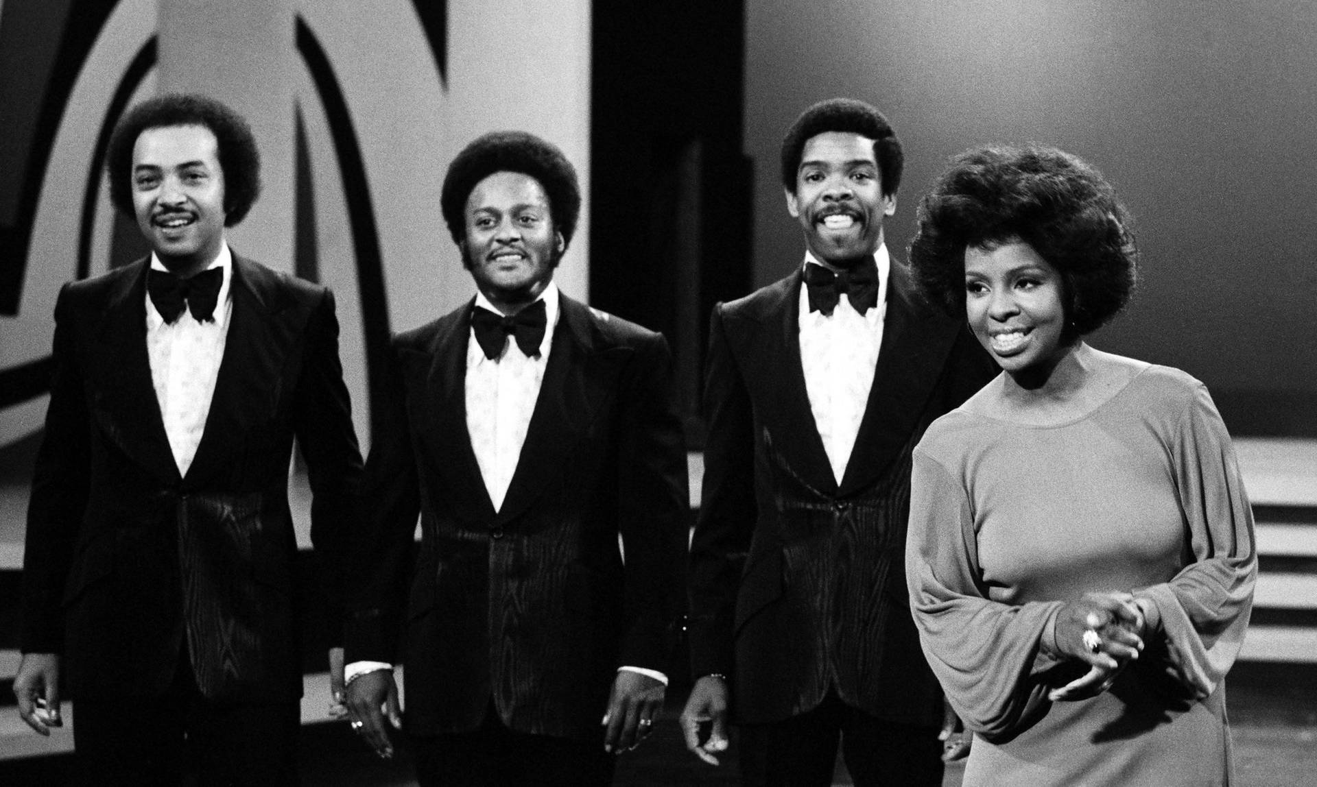 Gladys Knight and The Pips performing onstage. Wallpaper