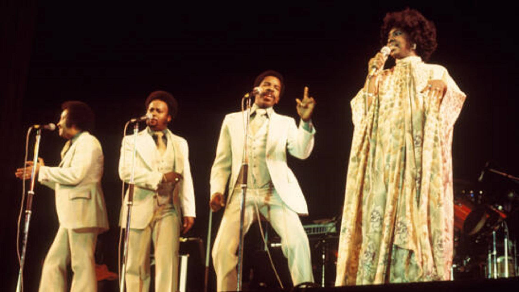 Gladys Knight And The Pips Singing Onstage Wallpaper