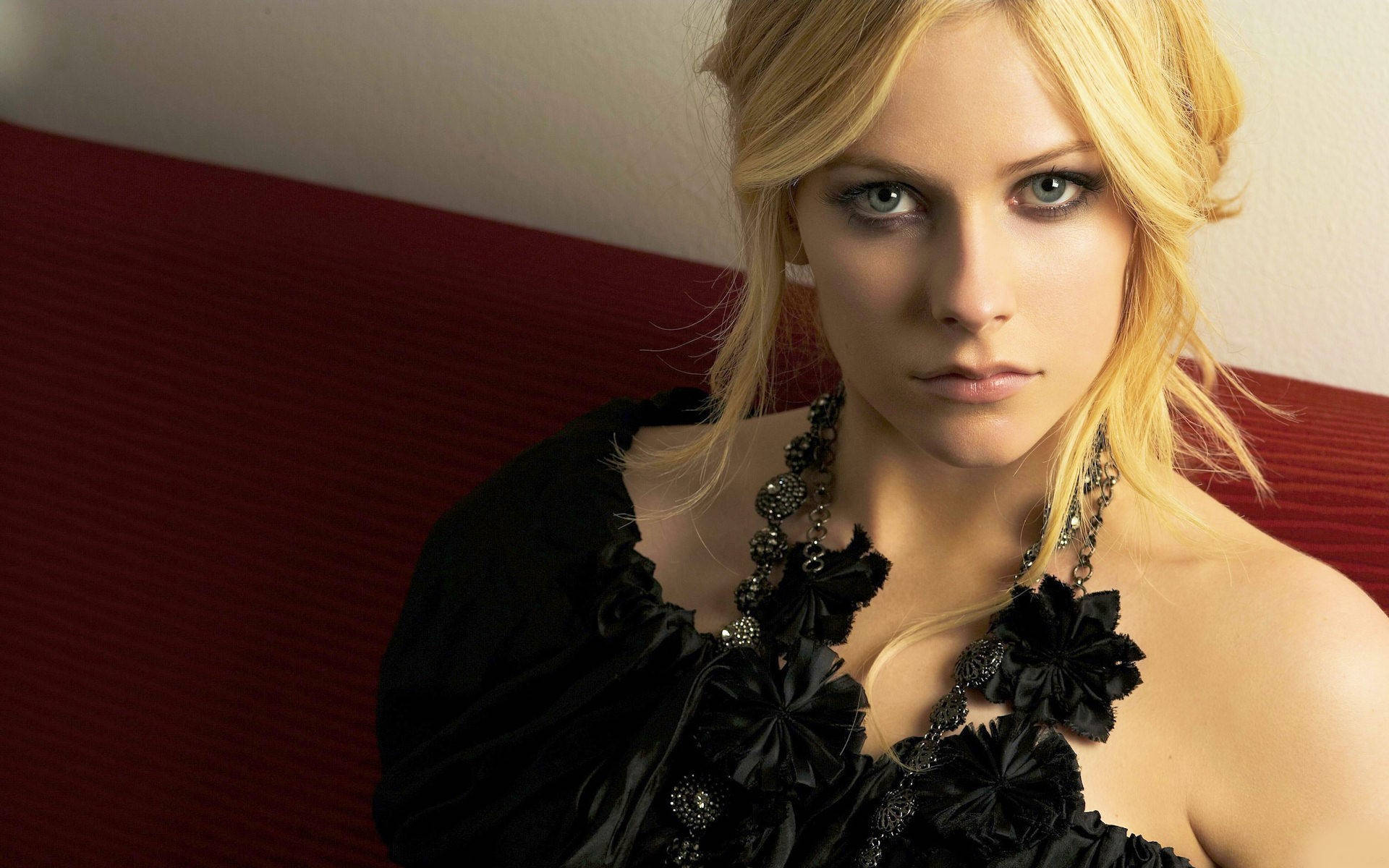 Glamorous Avril Lavigne Wallpaper