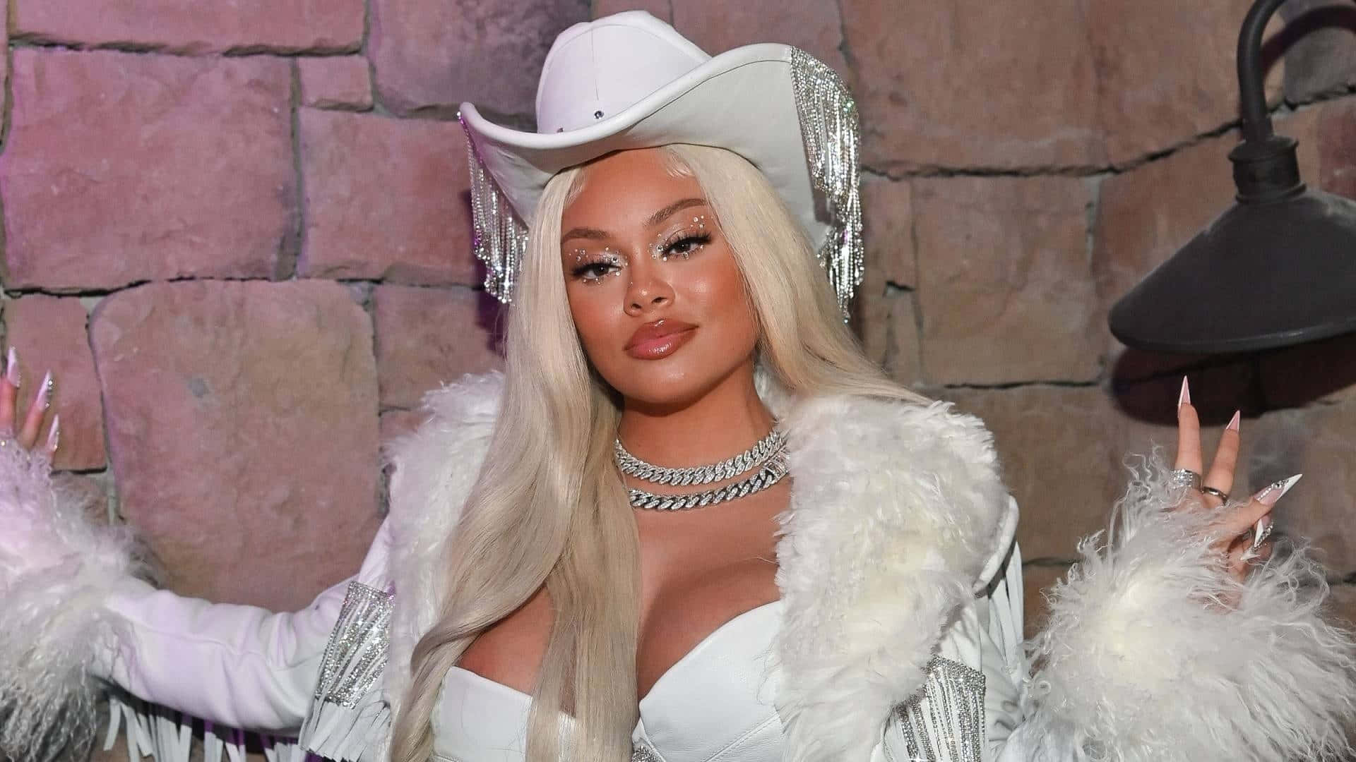 Glamorous Cowgirl Event Look Wallpaper
