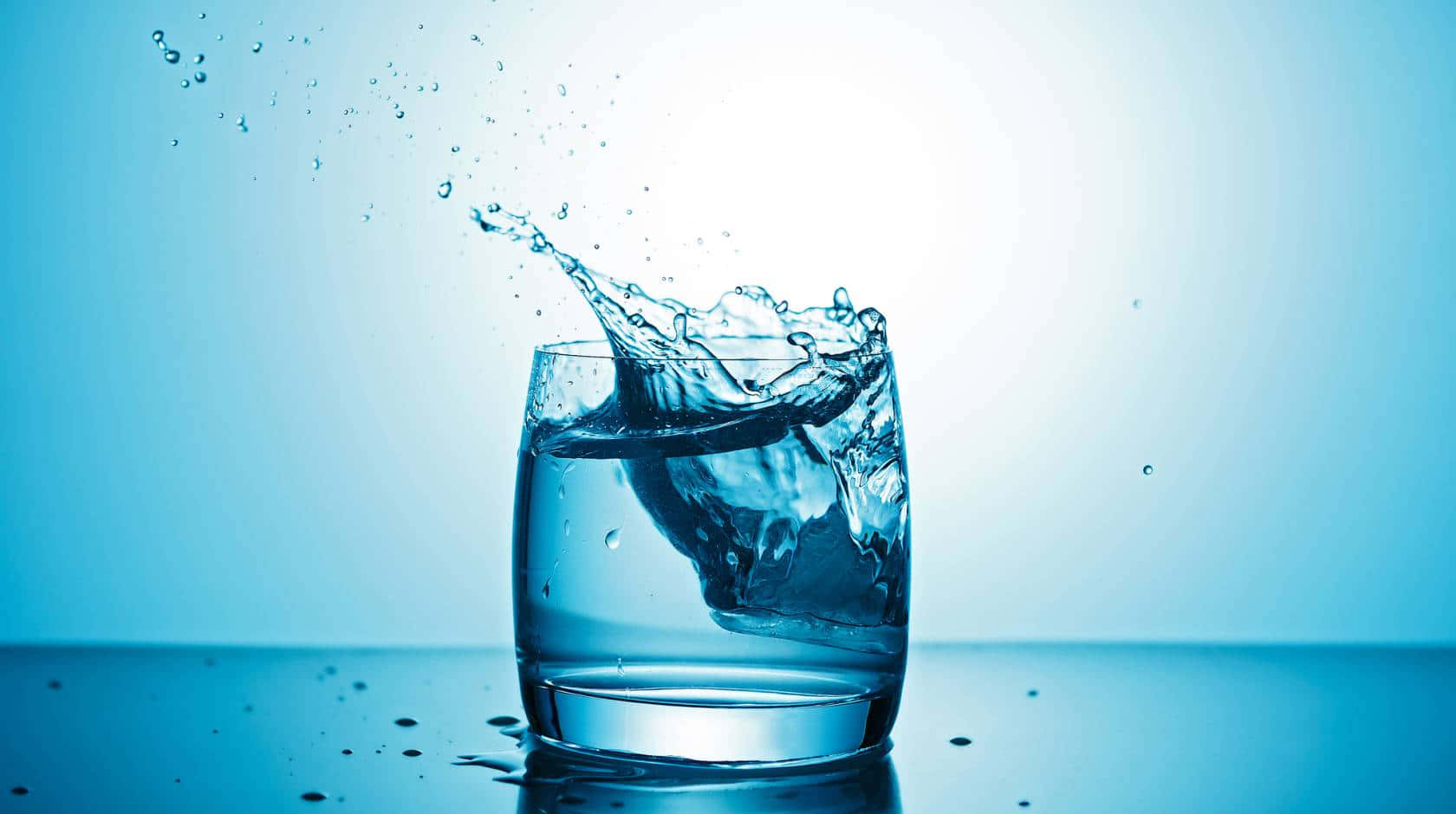 Einglas Wasser Mit Spritzendem Wasser Darin.