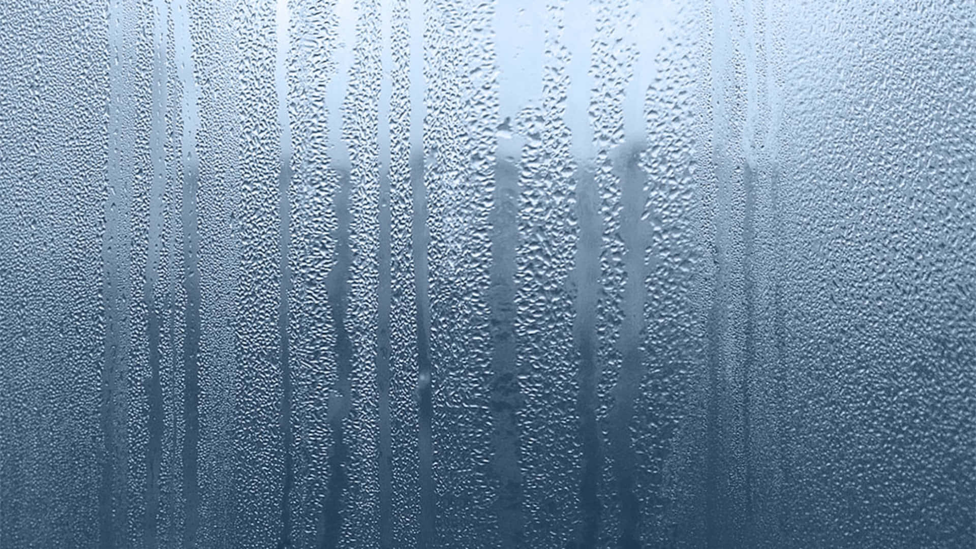 Ettblått Fönster Med Vattendroppar På Det