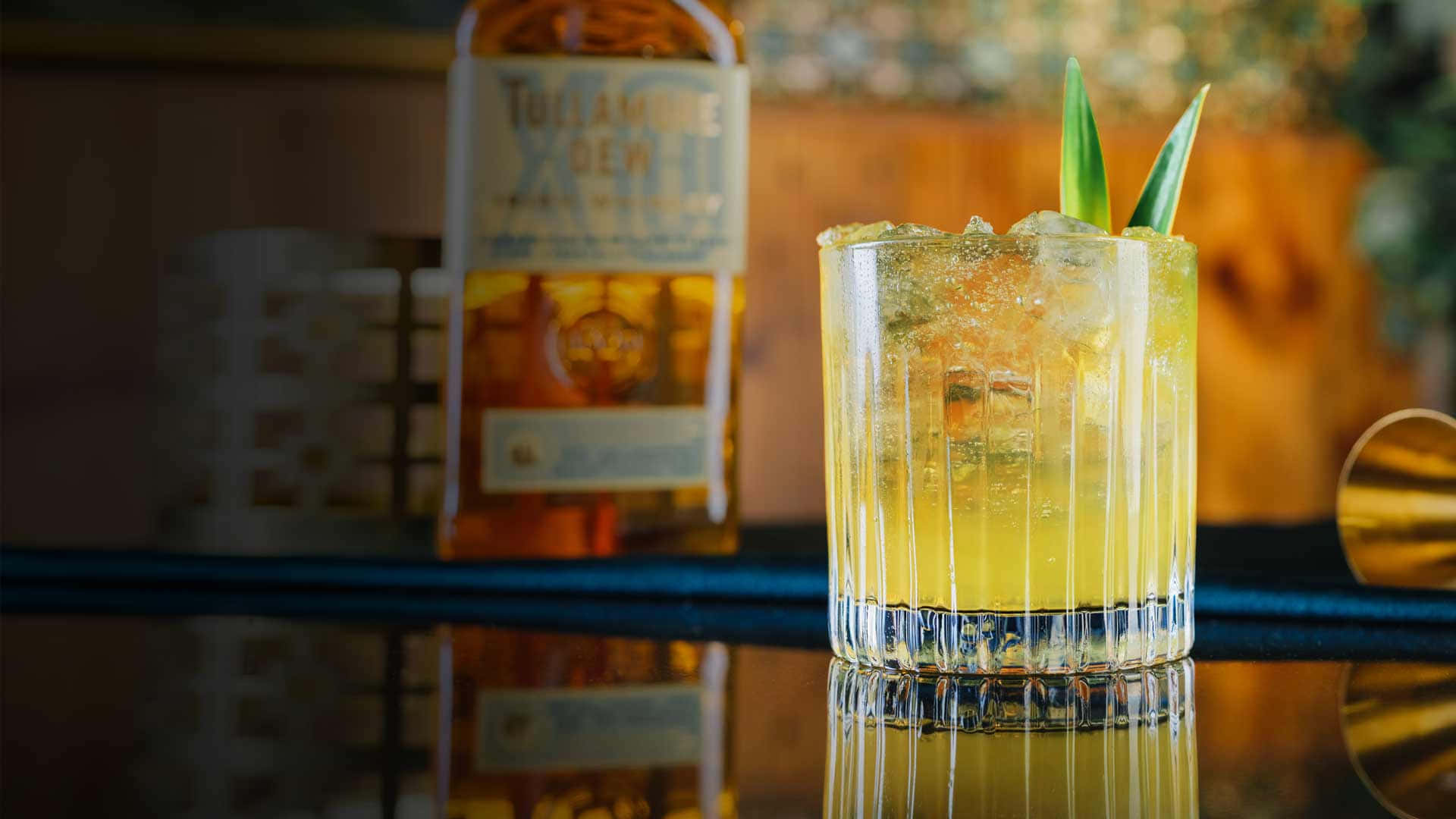 Glas af cocktail drikke med refleksion af Millemiglia Wallpaper