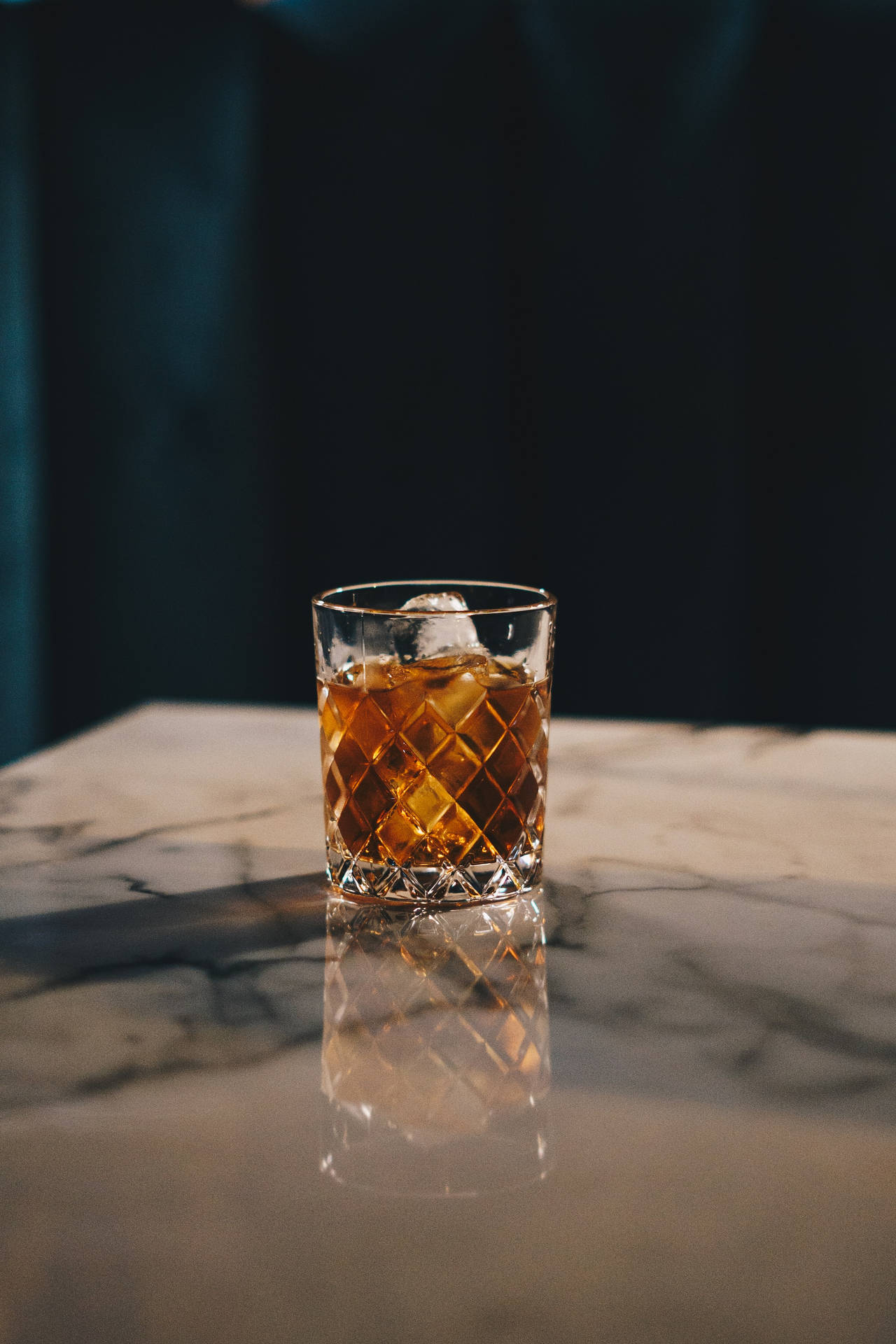 Glas med iskold whisky på træbord Wallpaper