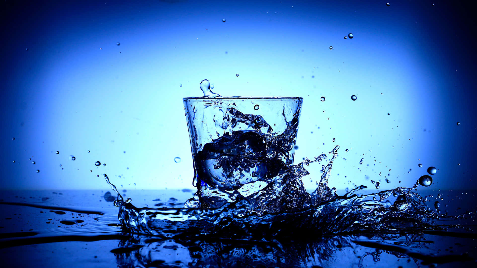 Uppfriskandekristallklart Glas Vatten.