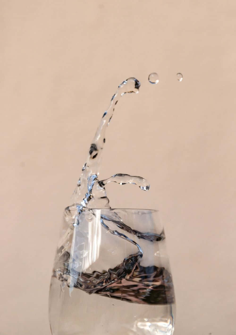 Vattensom Sprutar Ner I Ett Glas Med Vatten.