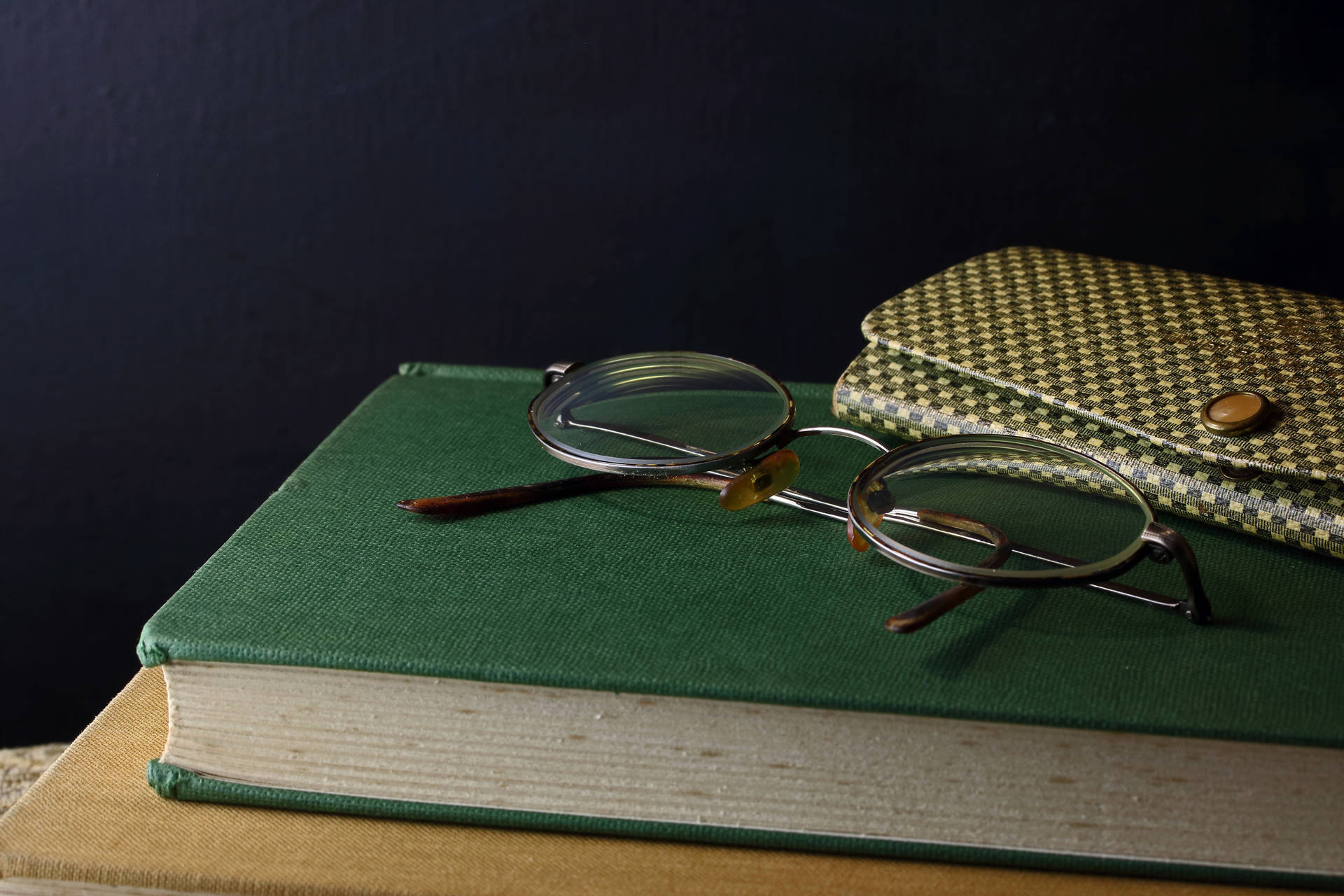 Glasses Aesthetic Book Desktop Wallpaper