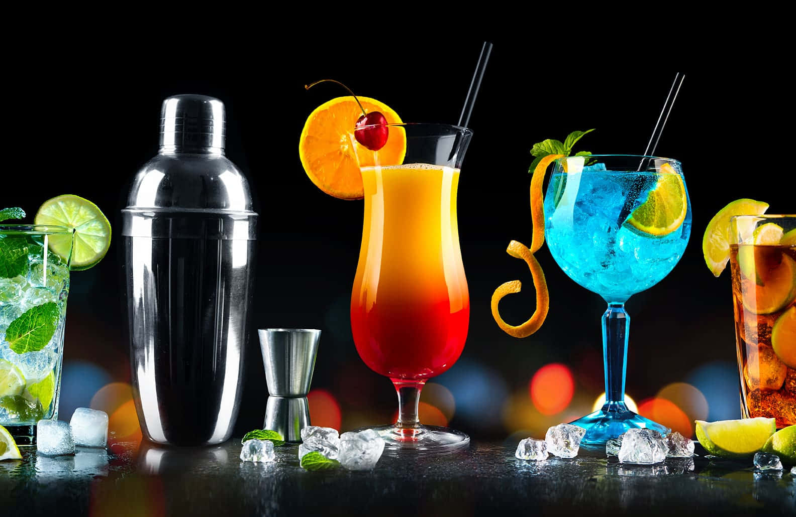 Óculosde Bebidas Alcoólicas Sobre O Balcão Do Bar. Papel de Parede