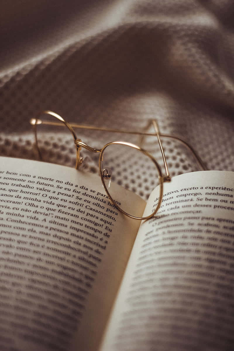 Glasses_on_ Open_ Book Wallpaper