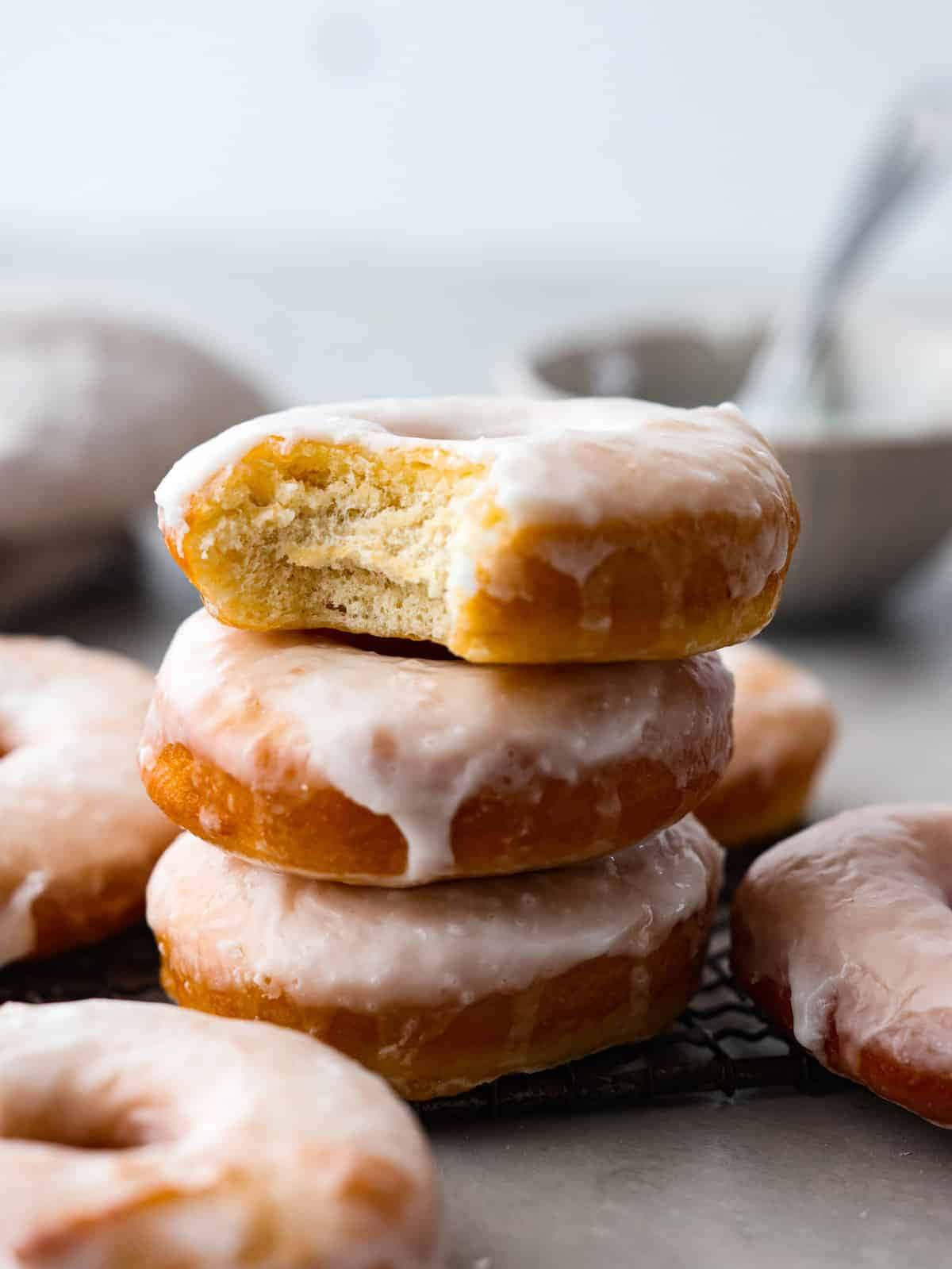 Voldoe Aan Je Verlangens Met Een Vers Geglazuurde Donut. Achtergrond