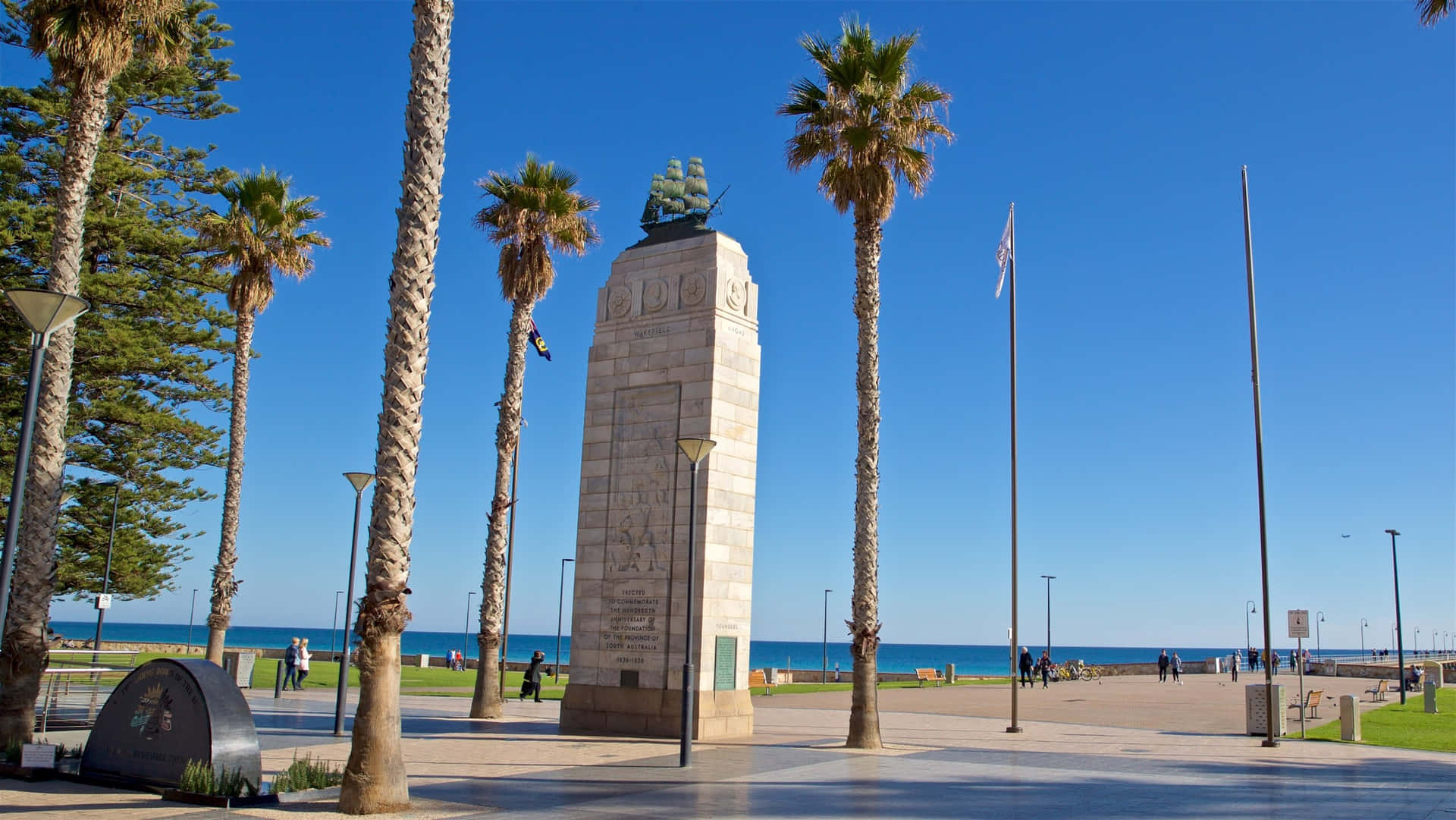 Glenelg Oorlogsmonument En Palmbomen Achtergrond