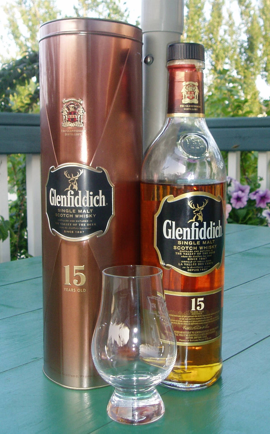 Glenfiddich 15 Year Old With Wee Glencairn Glass Wallpaper