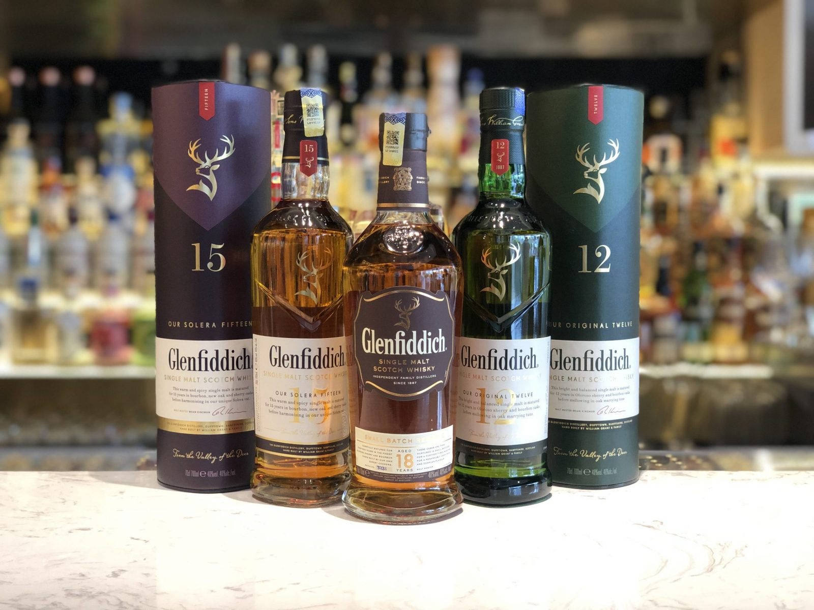 Glenfiddichflaggskeppswhiskysorter Med Barmöbel Wallpaper