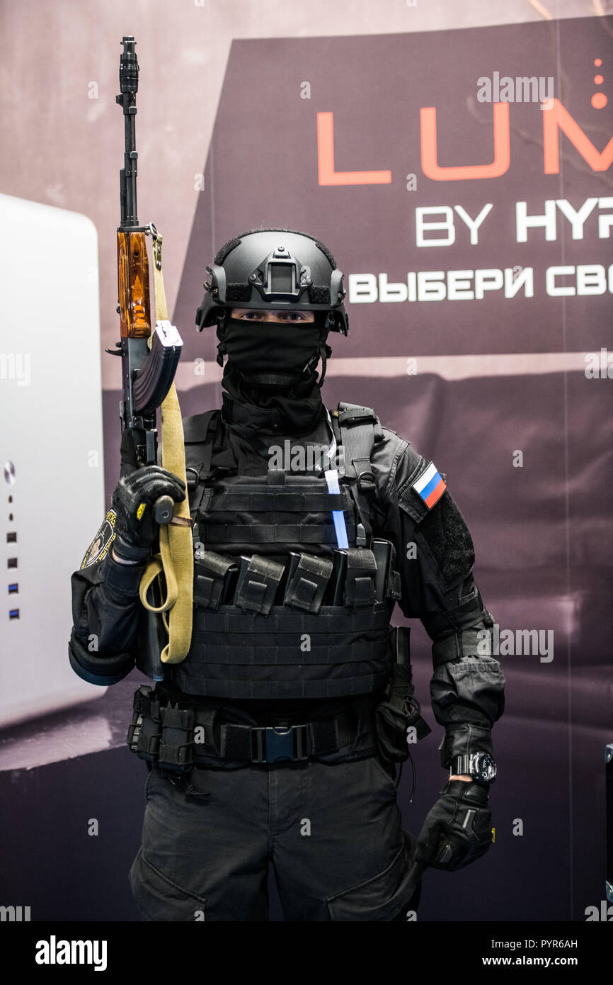 En russisk soldat iført uniform står foran et udstilling af et - stockbillede Wallpaper