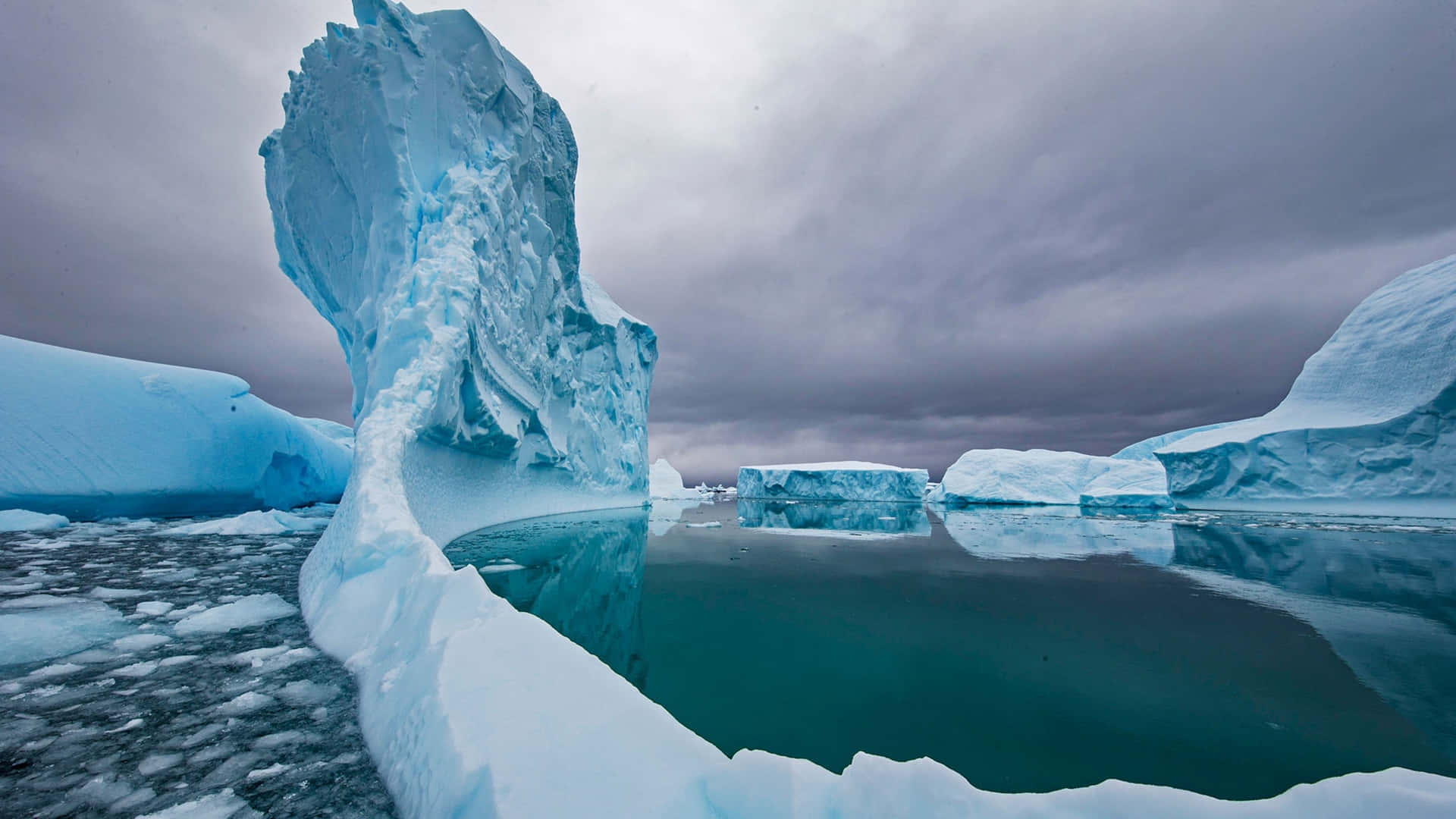 Icebergsen El Agua Bajo Un Cielo Nublado