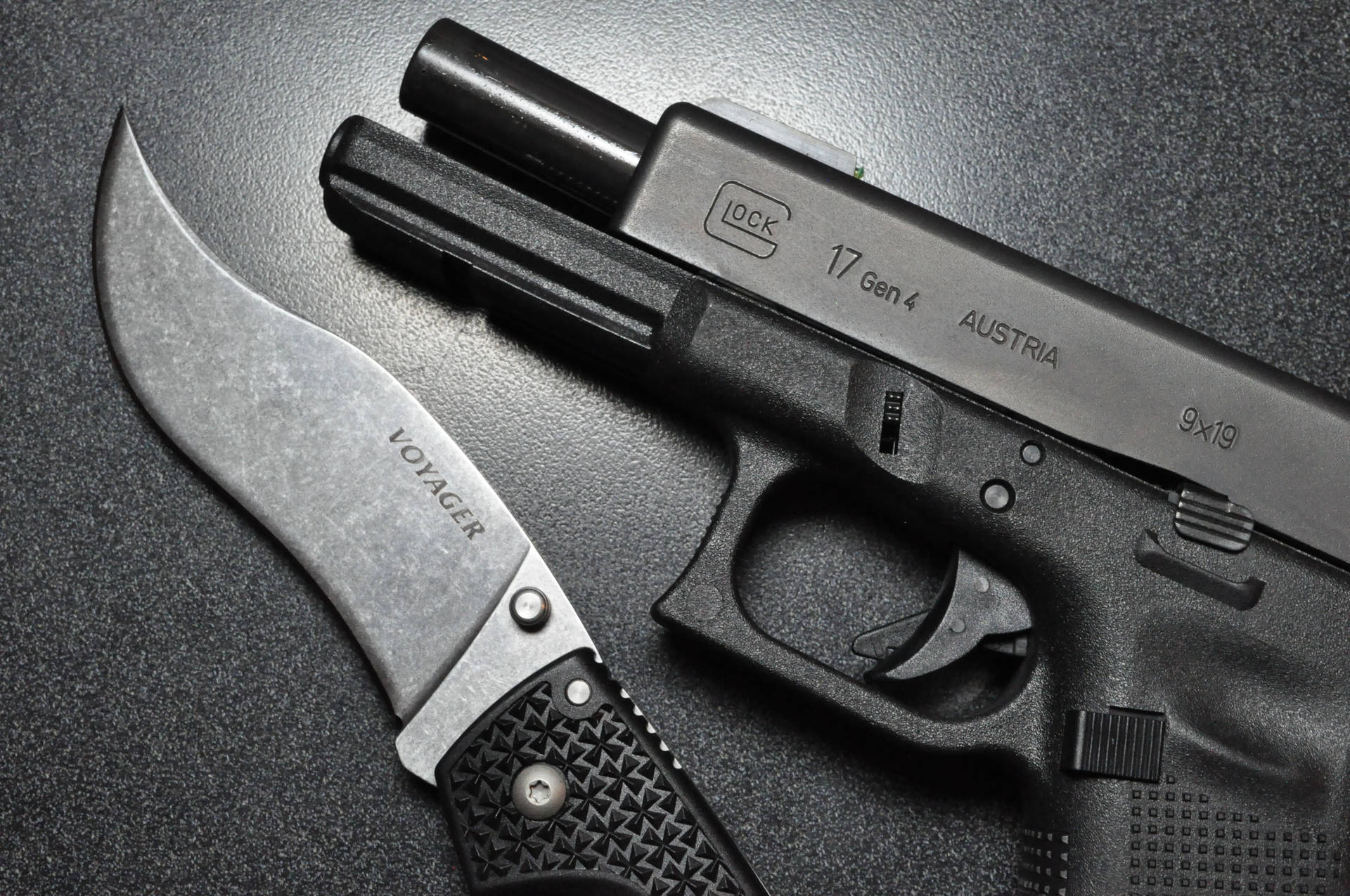 Glock 17 With Voyager Knife