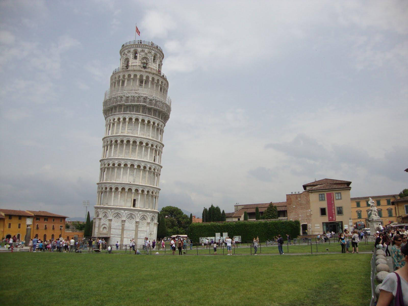 Gloomy Leaning Tower Of Pisa Wallpaper