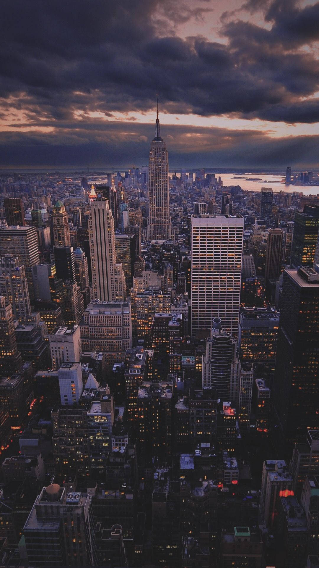 Bakgrundsbelystbild För Iphone X Av Ett Dyster New York City. Wallpaper