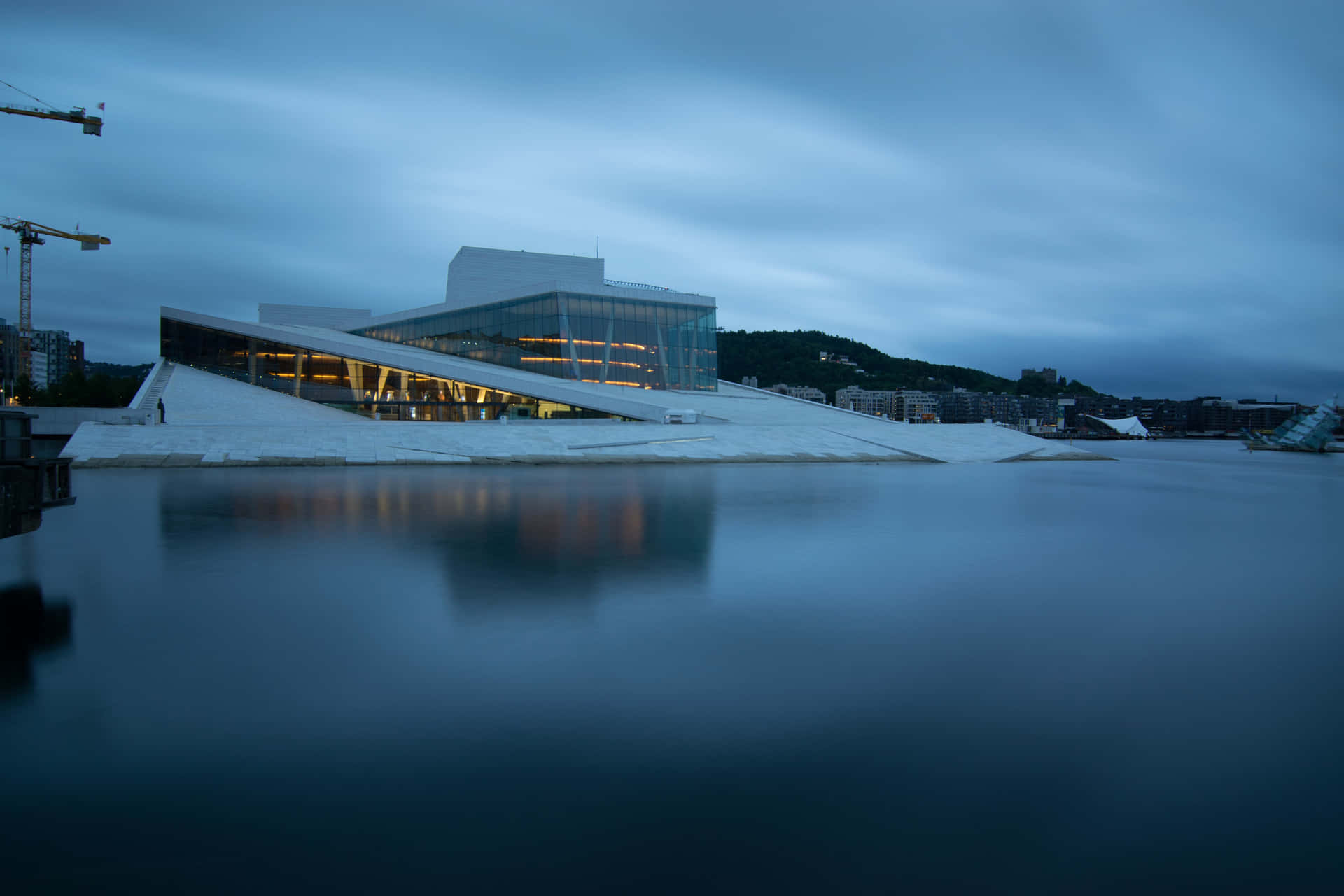 Trist Oslos Operahus med lyseblå himmel Wallpaper